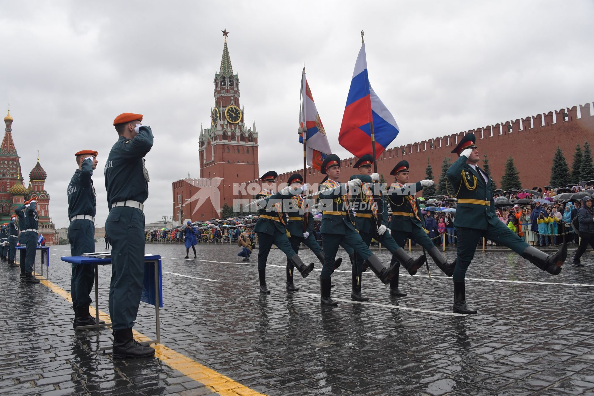 Москва. Курсанты Академии гражданской защиты и Академии Государственной противопожарной службы МЧС  России во время выпускного на Красной площади.