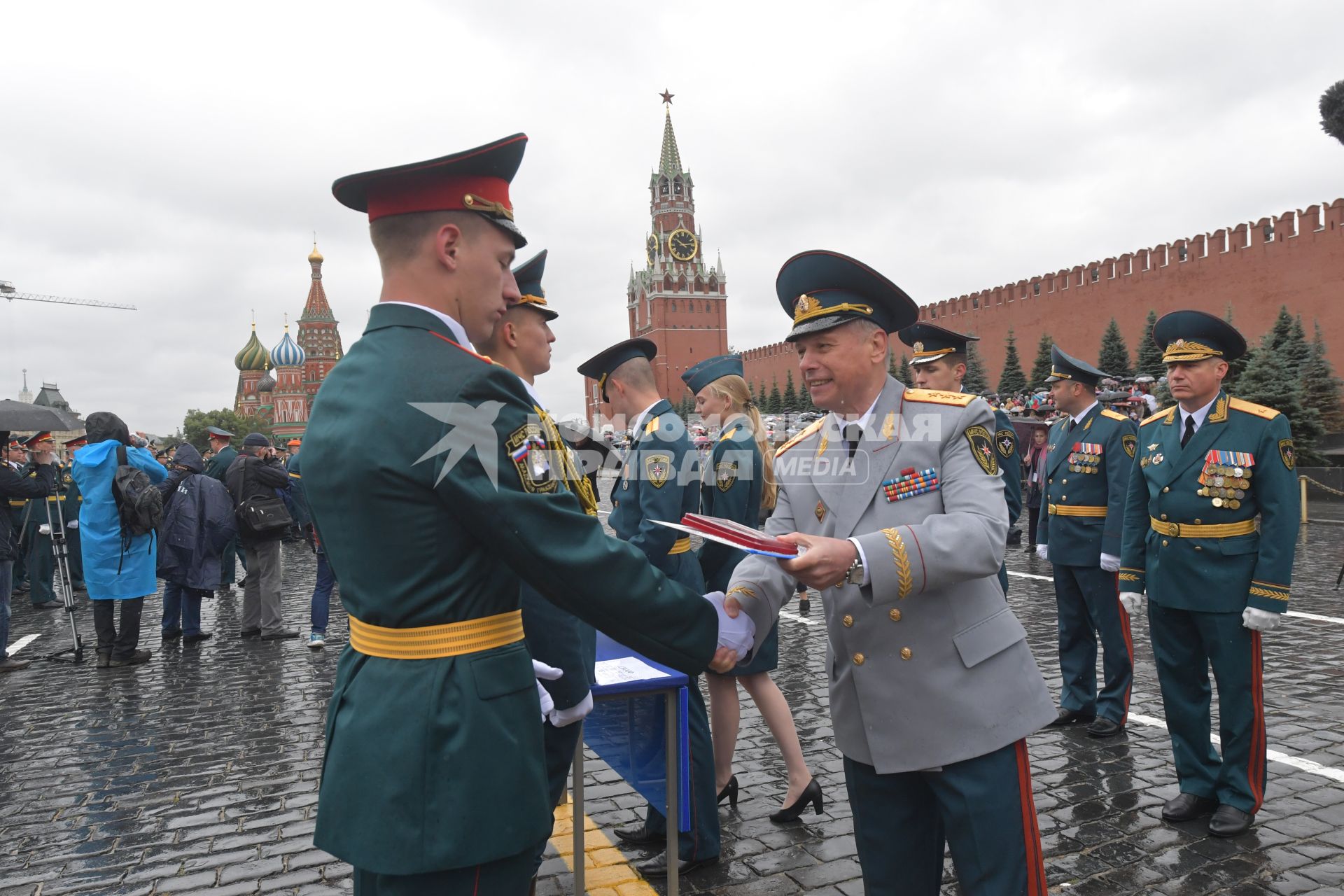 Москва. Курсанты Академии гражданской защиты и Академии Государственной противопожарной службы МЧС  России во время выпускного на Красной площади.