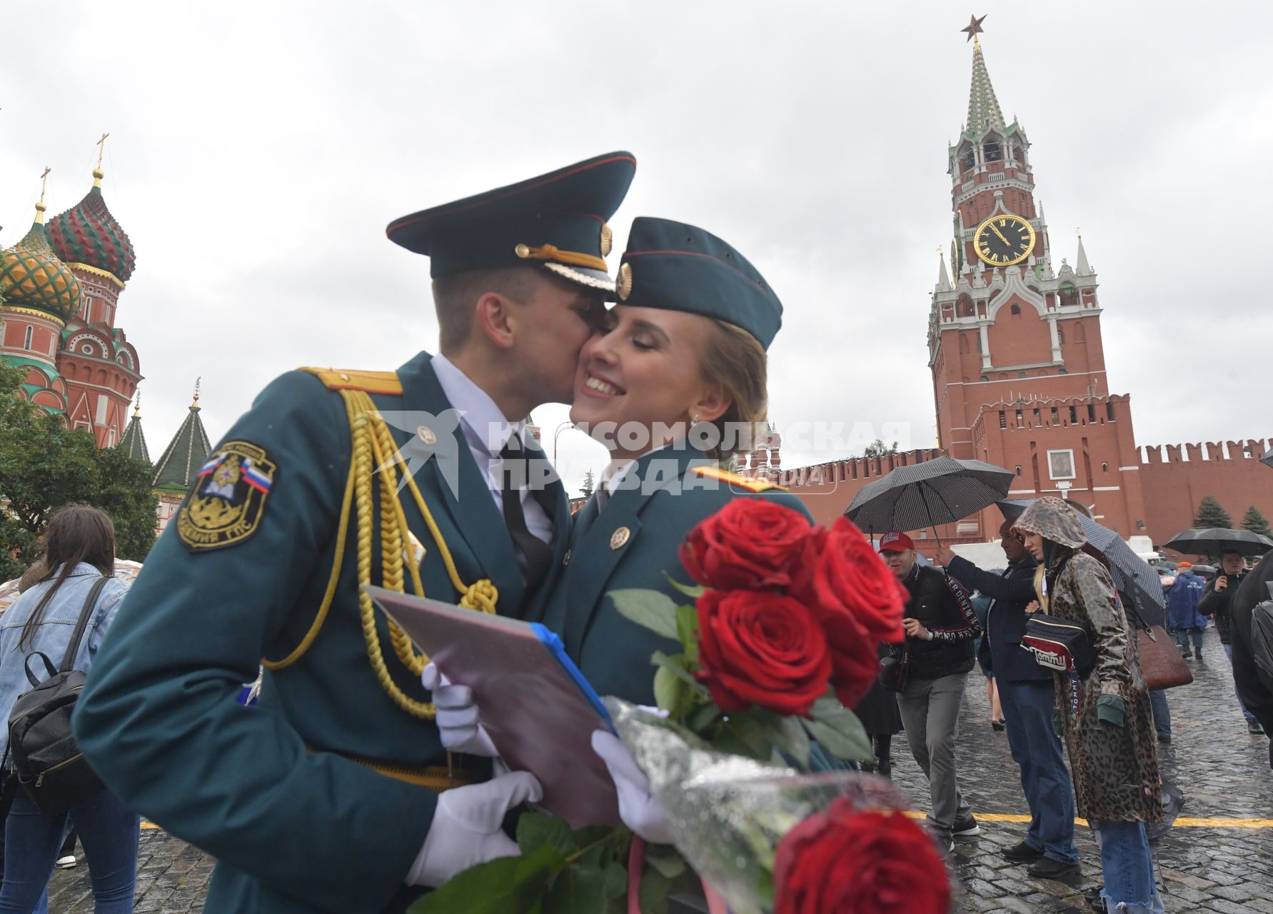 Москва. Курсанты Академии гражданской защиты и Академии Государственной противопожарной службы МЧС  России во время выпускного на Красной площади.