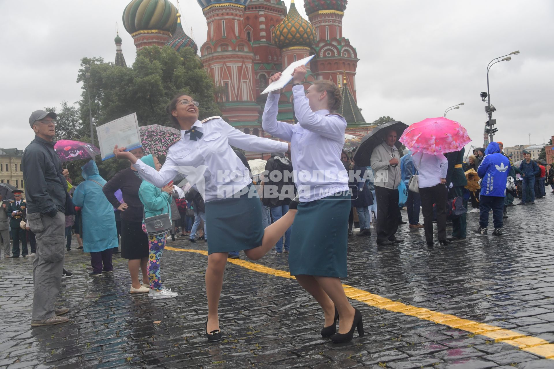 Москва. Курсанты Академии гражданской защиты и Академии Государственной противопожарной службы МЧС  России во время выпускного на Красной площади.