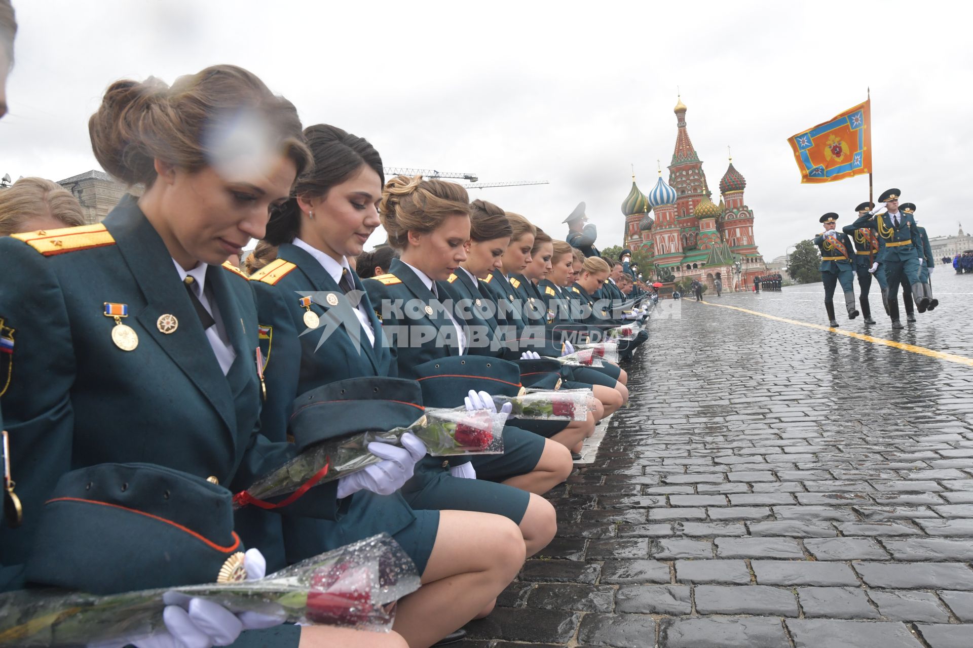 Москва. Курсанты Академии гражданской защиты и Академии Государственной противопожарной службы МЧС  России во время выпускного на Красной площади.