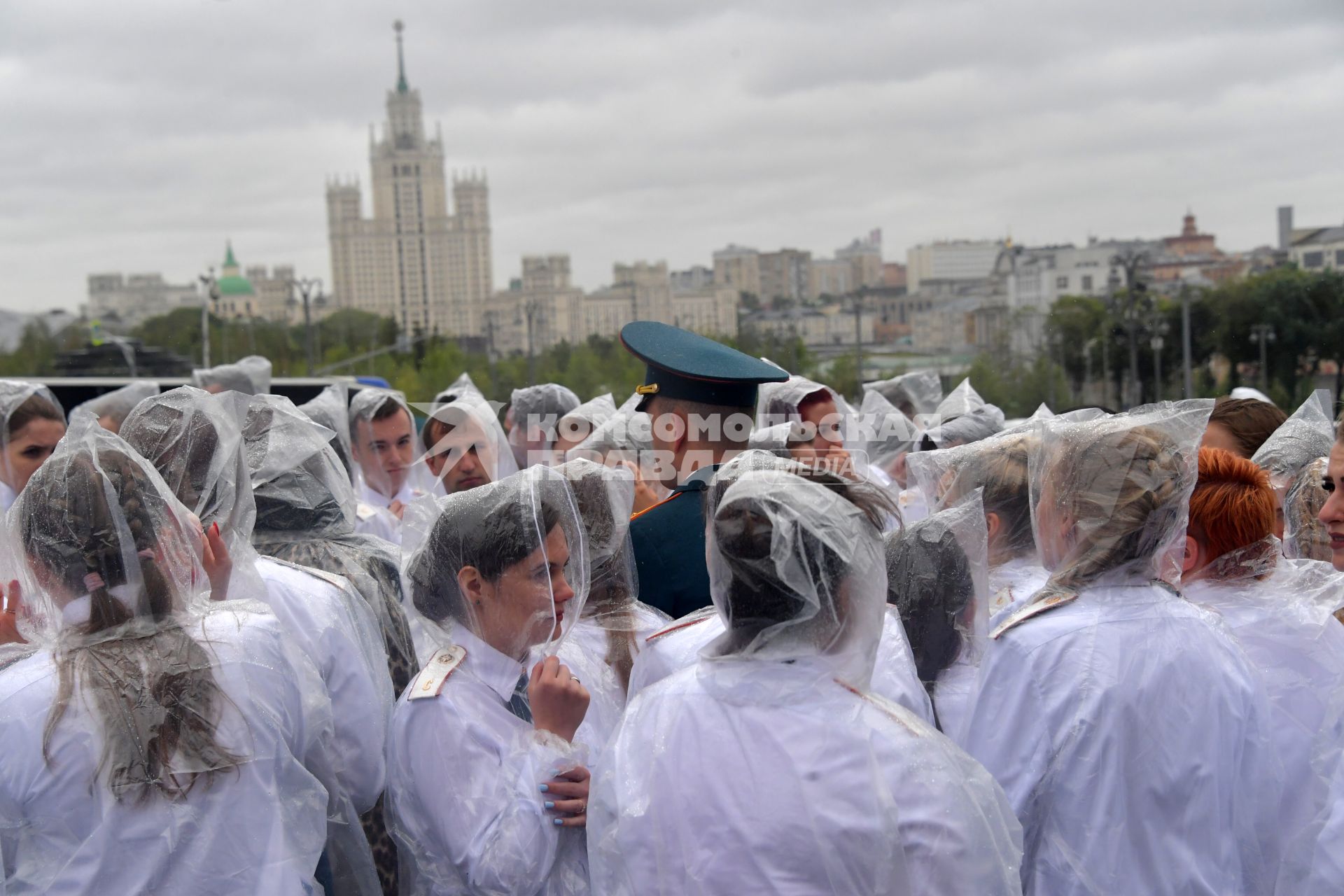 Москва. Курсанты Академии гражданской защиты и Академии Государственной противопожарной службы МЧС  России во время выпускного на Красной площади.