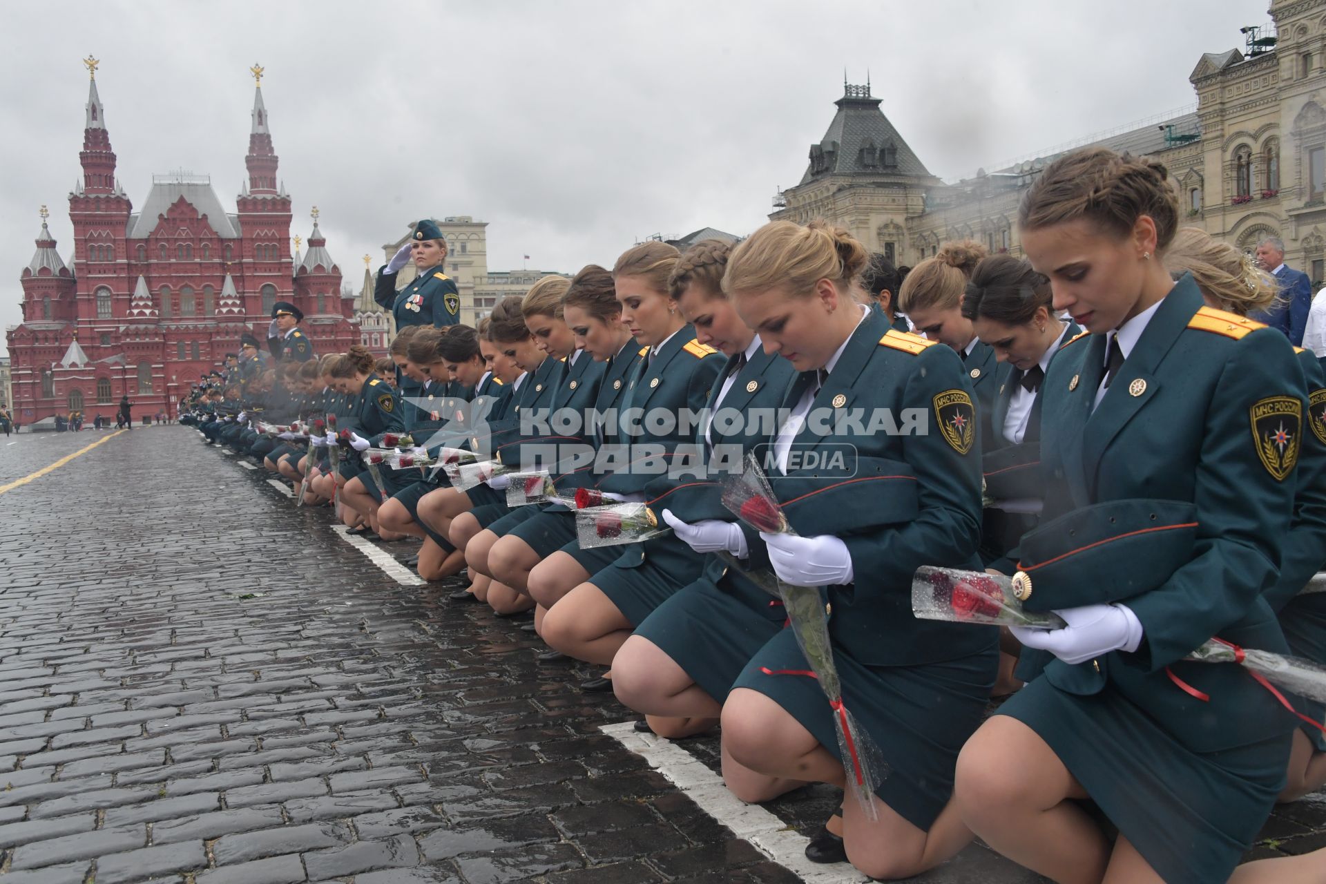 Москва. Курсанты Академии гражданской защиты и Академии Государственной противопожарной службы МЧС  России во время выпускного на Красной площади.