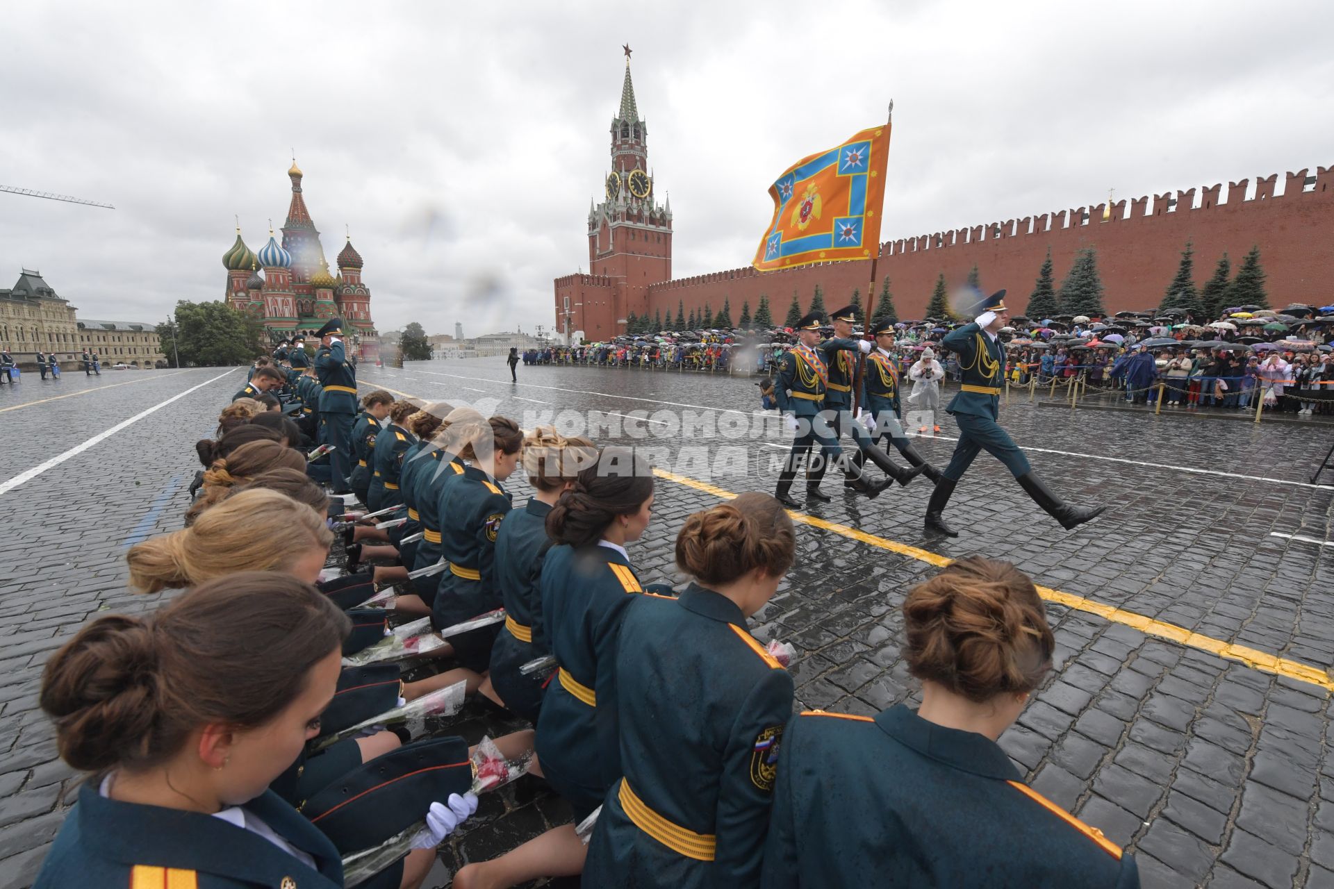 Москва. Курсанты Академии гражданской защиты и Академии Государственной противопожарной службы МЧС  России во время выпускного на Красной площади.