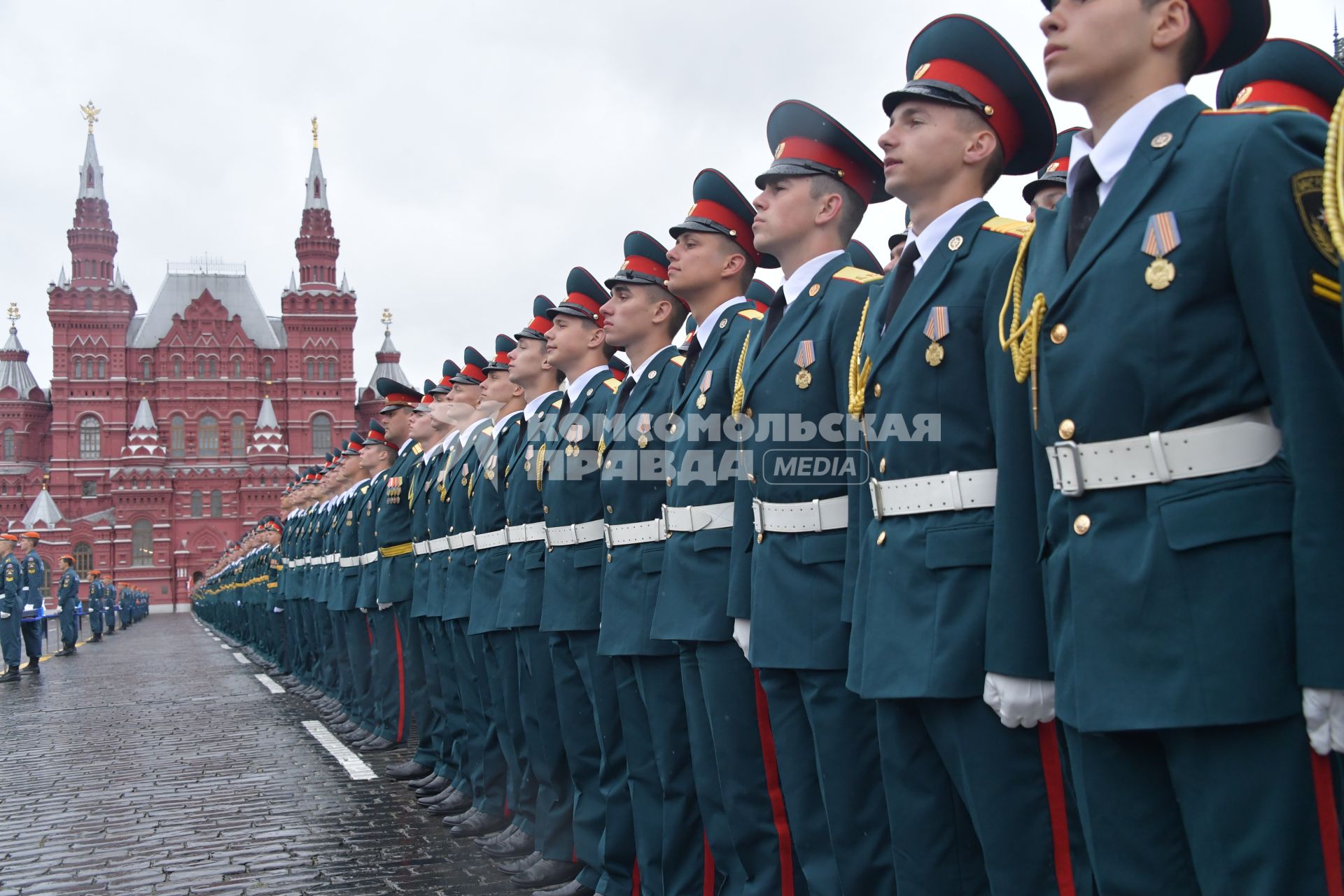 Москва. Курсанты Академии гражданской защиты и Академии Государственной противопожарной службы МЧС  России во время выпускного на Красной площади.