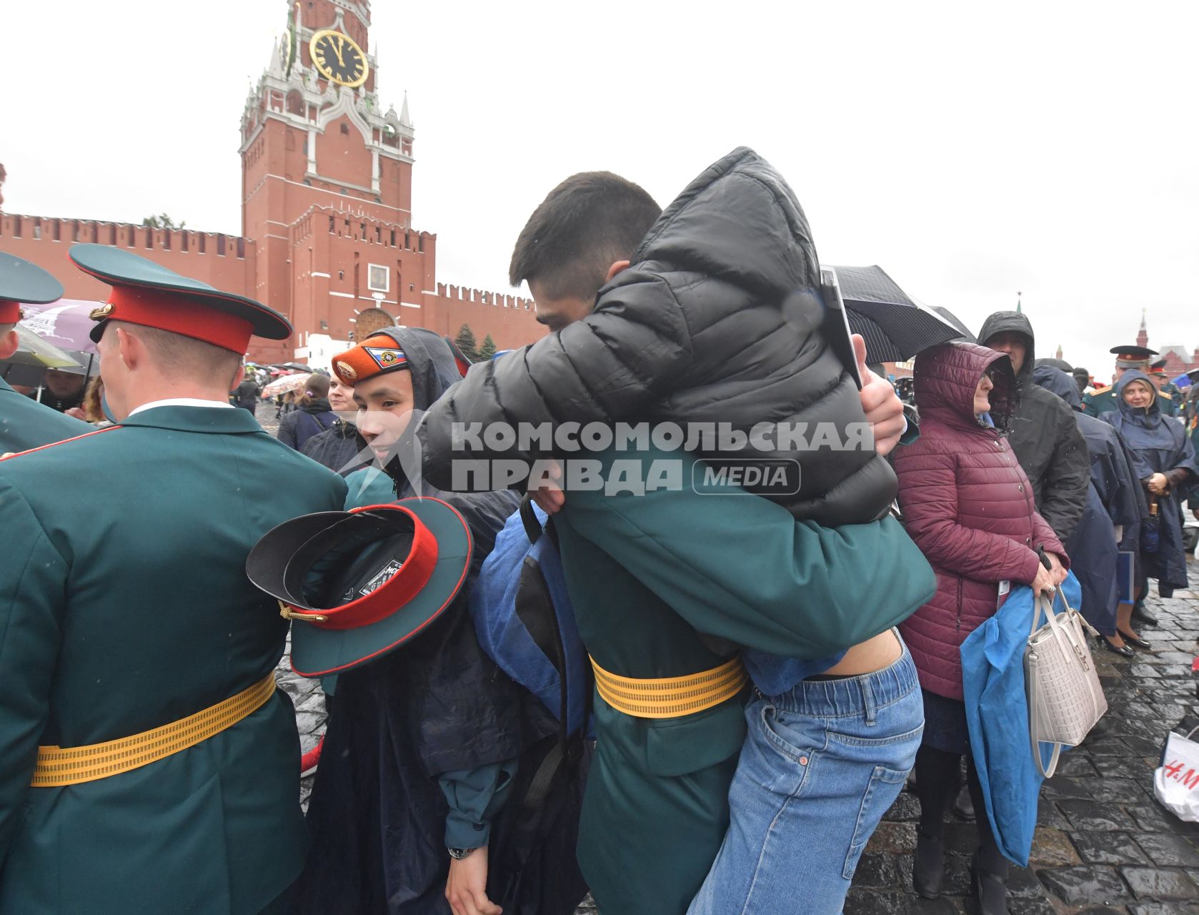 Москва. Курсанты Академии гражданской защиты и Академии Государственной противопожарной службы МЧС  России во время выпускного на Красной площади.