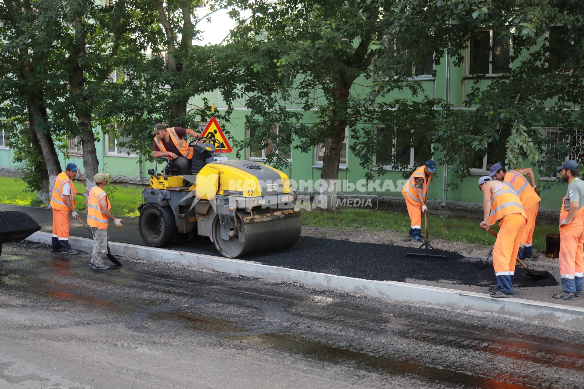 Красноярск. Рабочие укладывают асфальт.