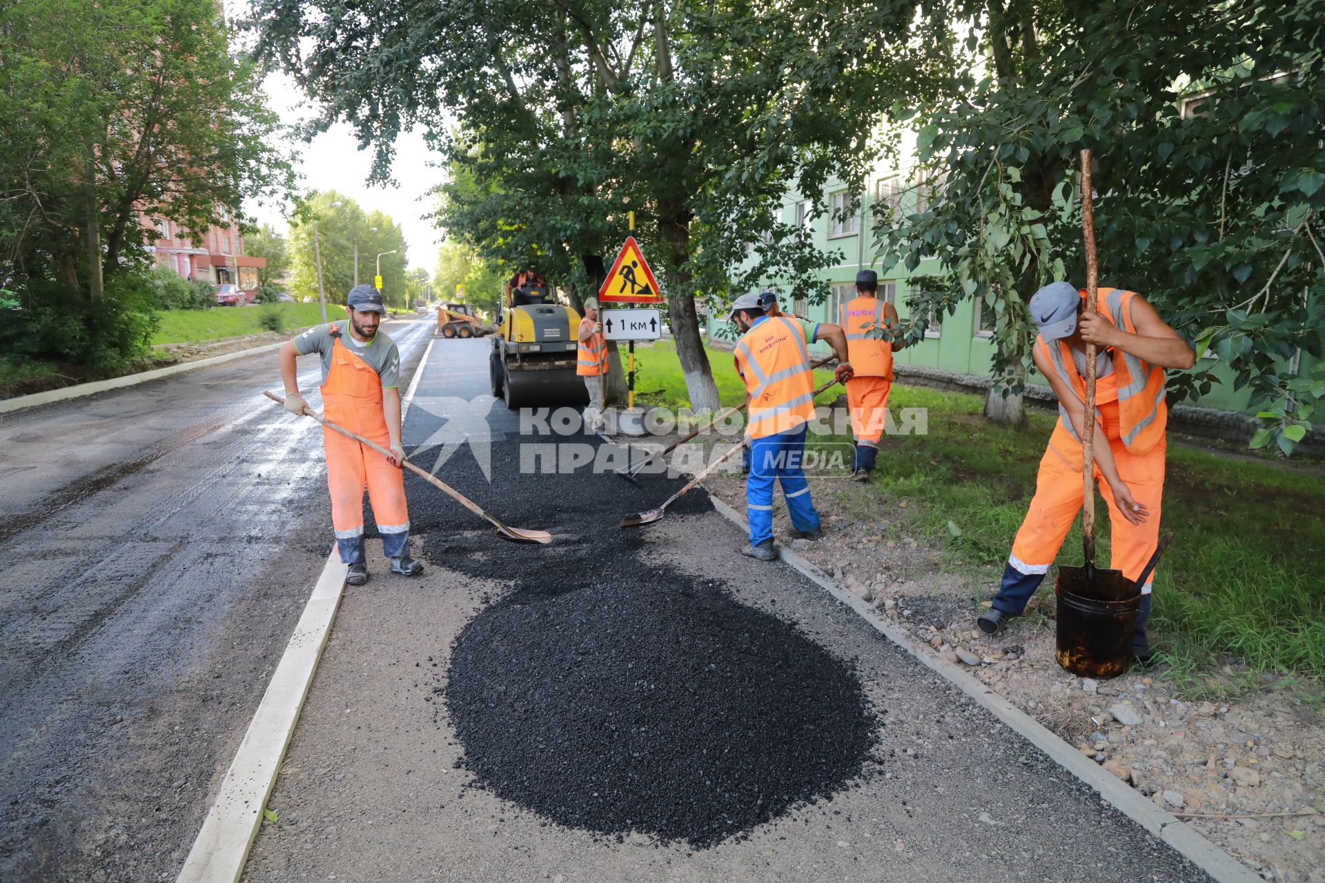 Красноярск. Рабочие укладывают асфальт.