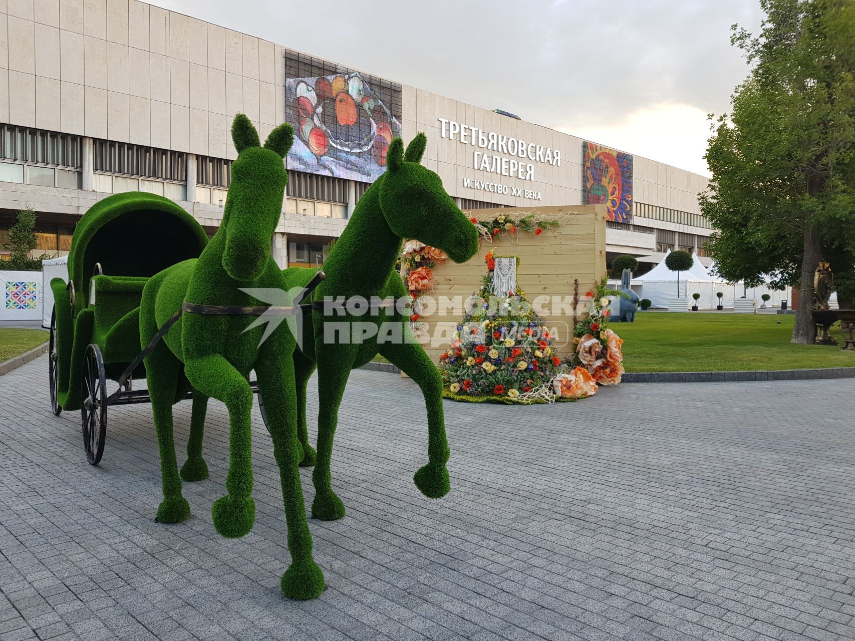 Москва. Композиция парковых скульптур на Московском Международном фестивале садов и цветов в парке искусств Музеон.