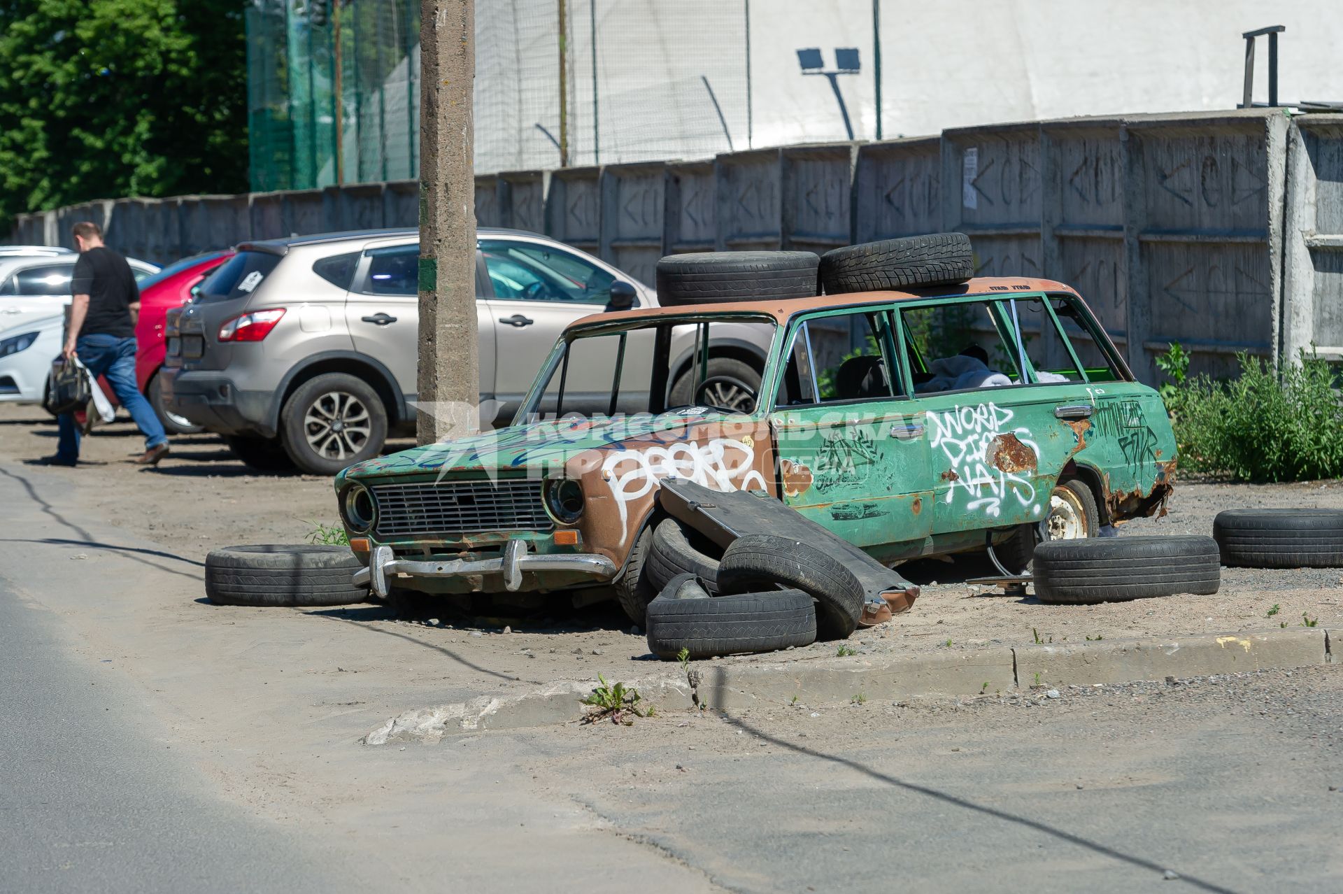 Санкт-Петербург.   Бесхозный автомобиль на одной из улиц города.