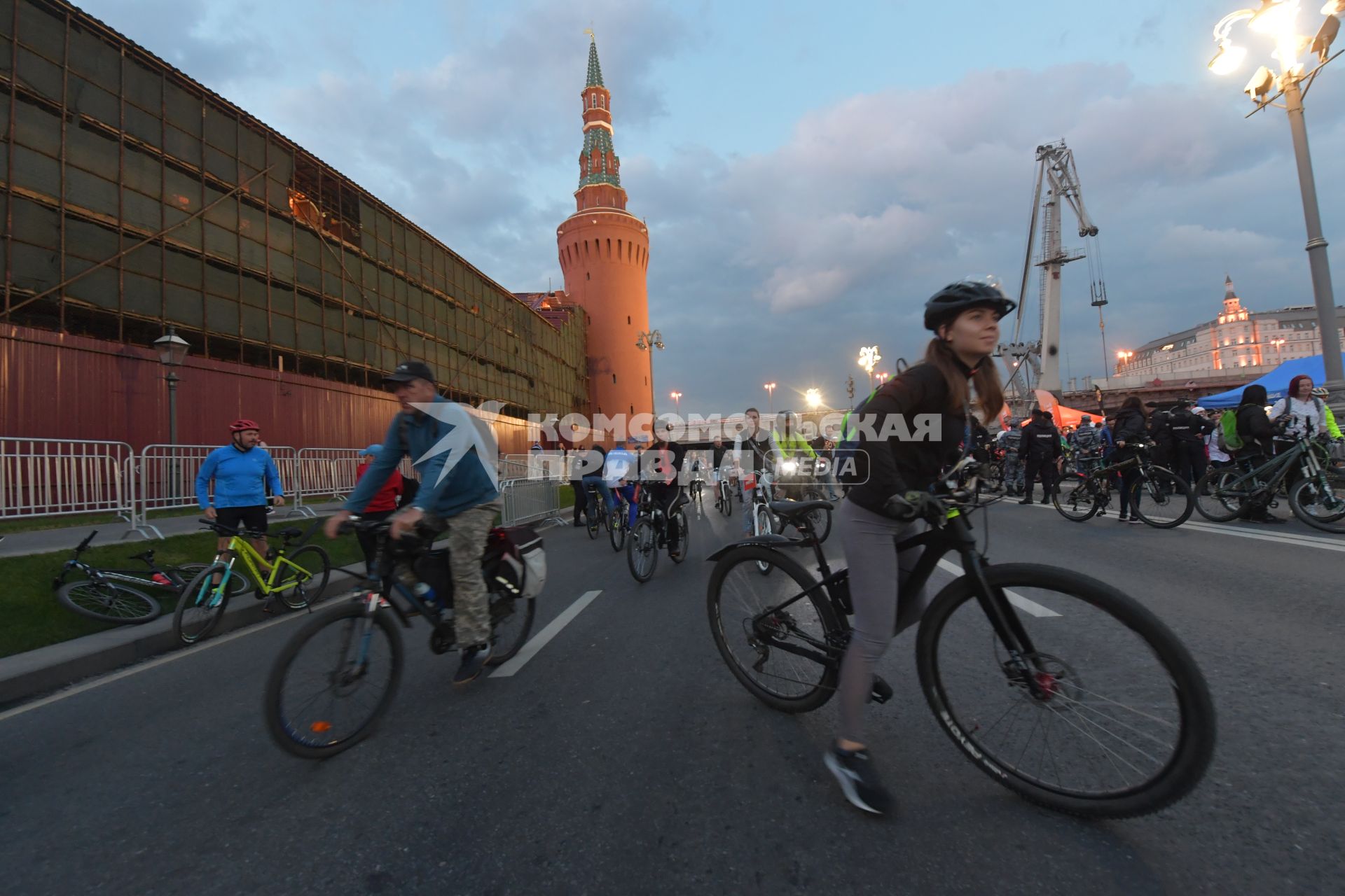 Москва. Участники во время заезда ночного велофестиваля.