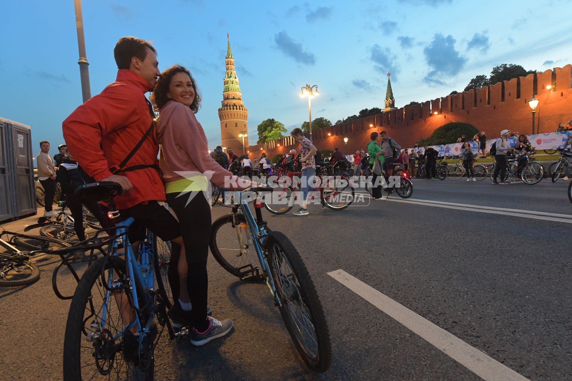 Москва. Участники во время заезда ночного велофестиваля.