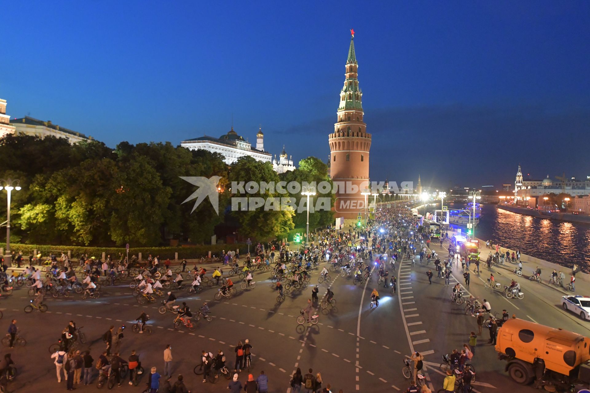 Москва. Участники во время заезда ночного велофестиваля.