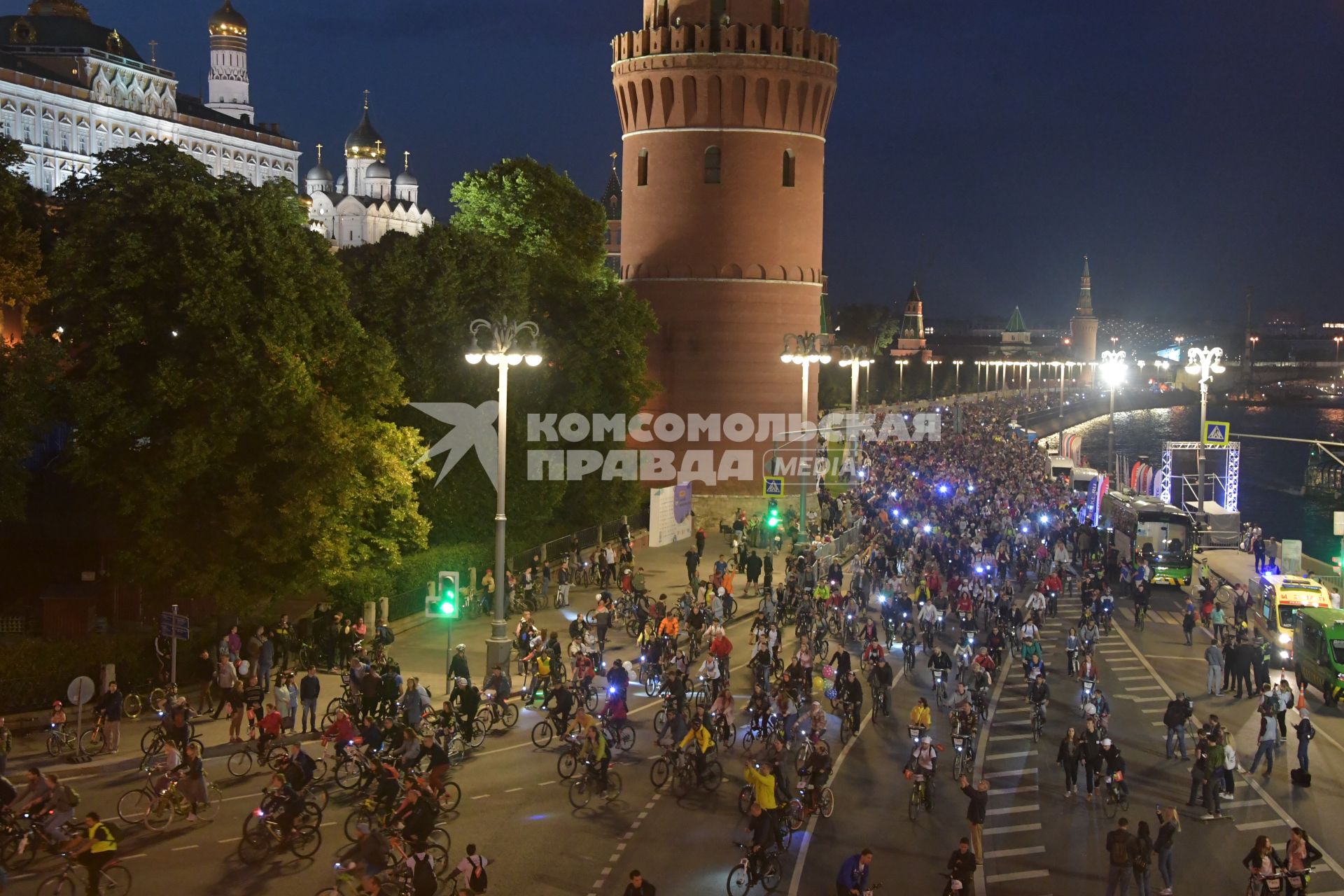 Москва. Участники во время заезда ночного велофестиваля.