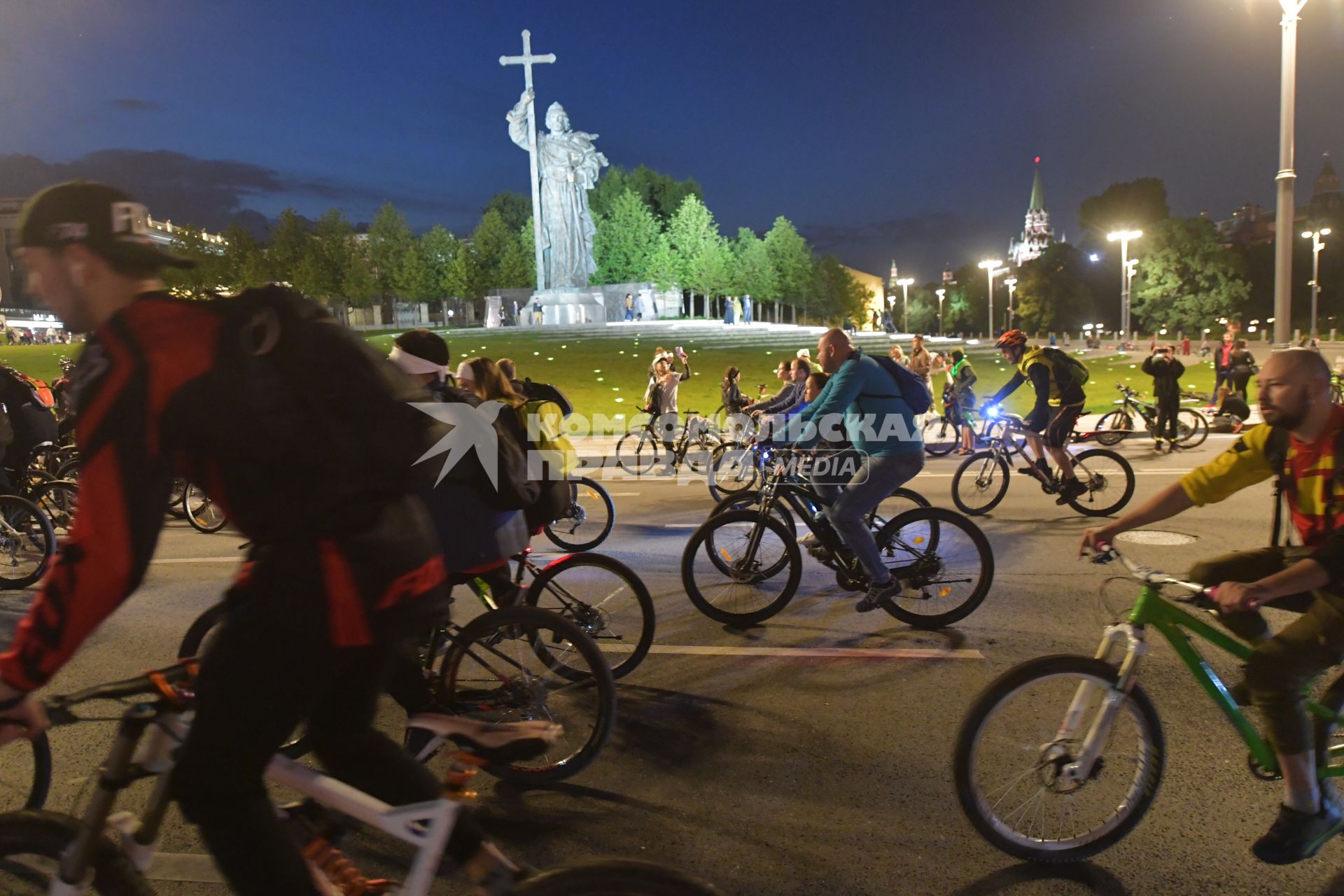 Москва. Участники во время заезда ночного велофестиваля.