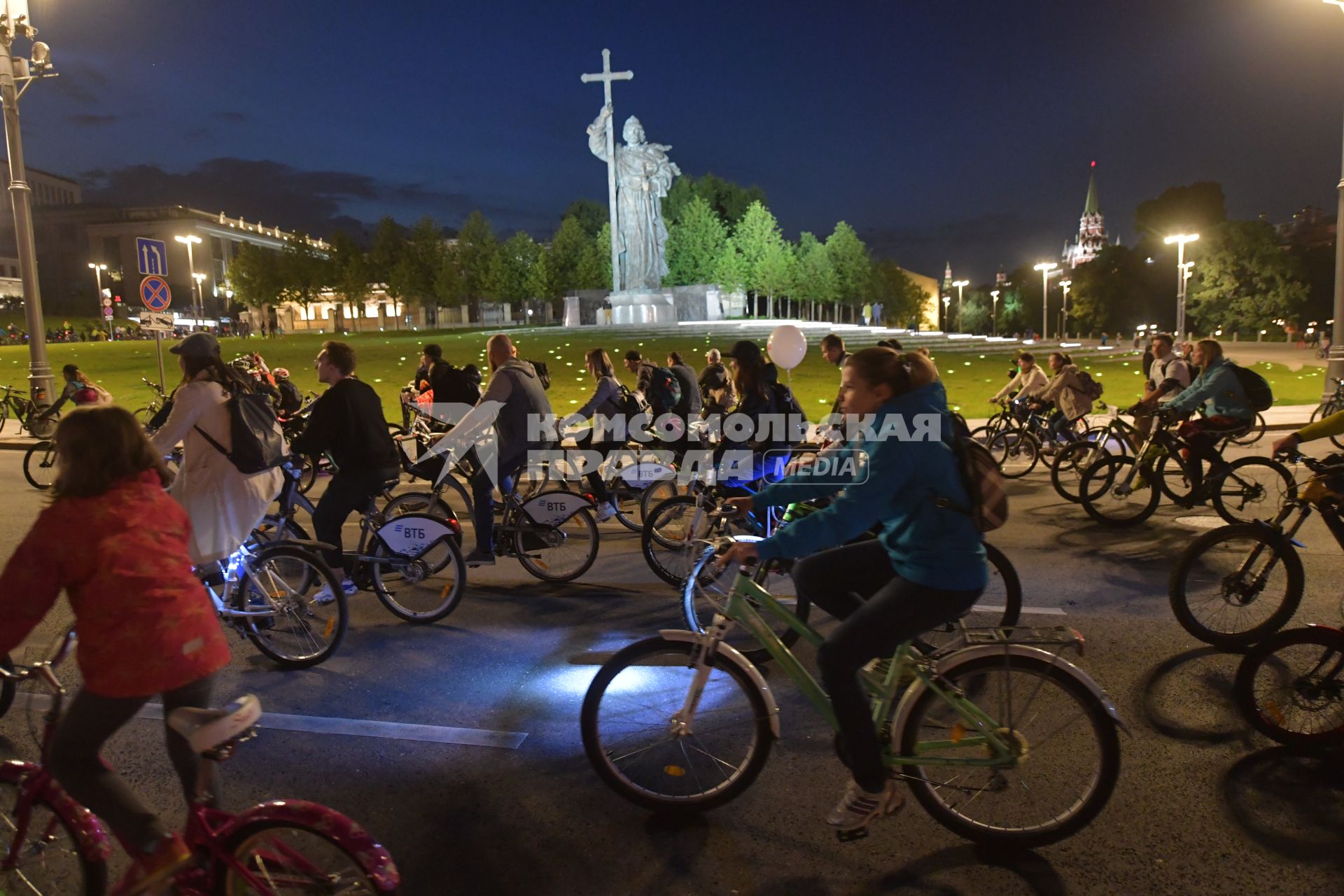 Москва. Участники во время заезда ночного велофестиваля.