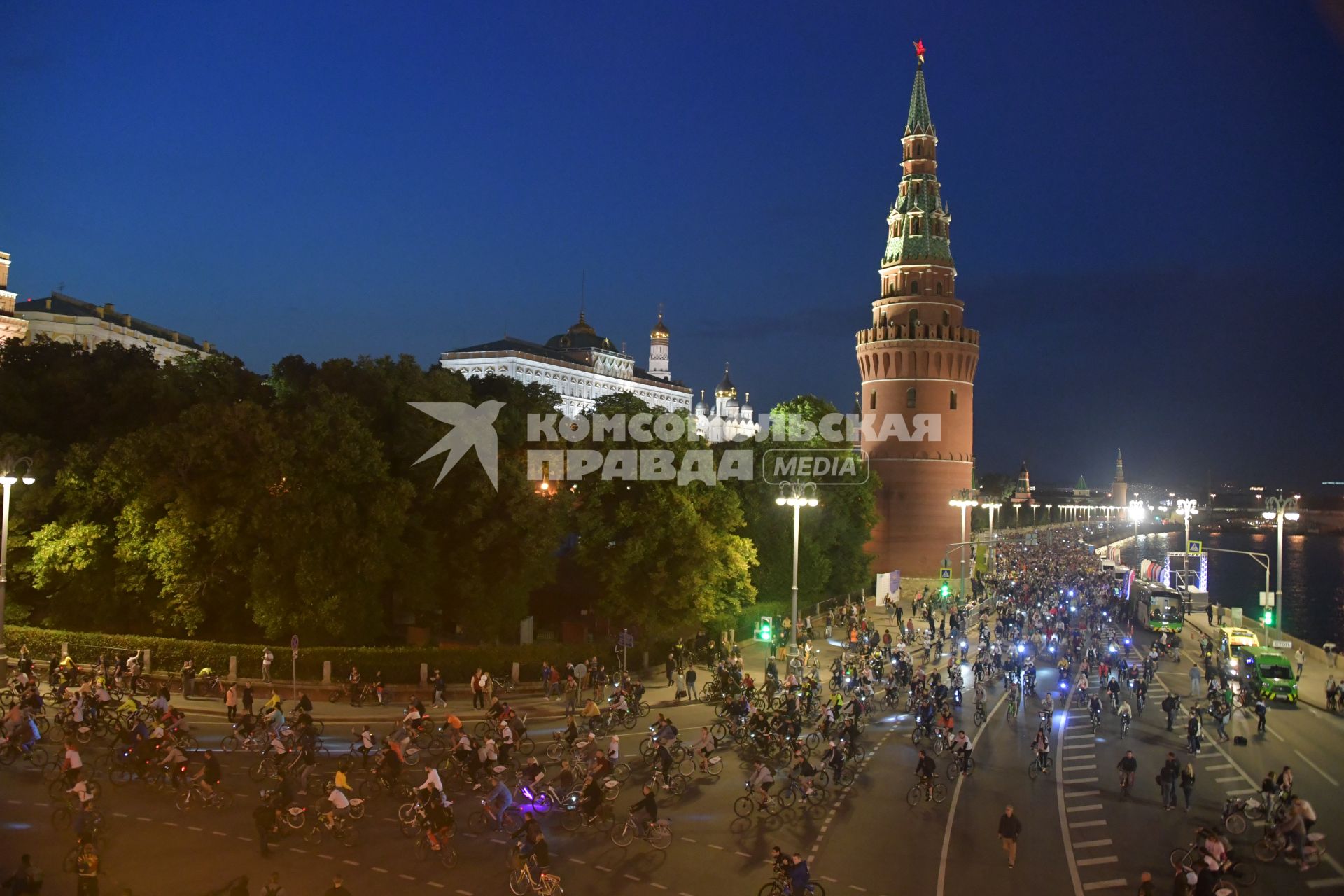 Москва. Участники во время заезда ночного велофестиваля.