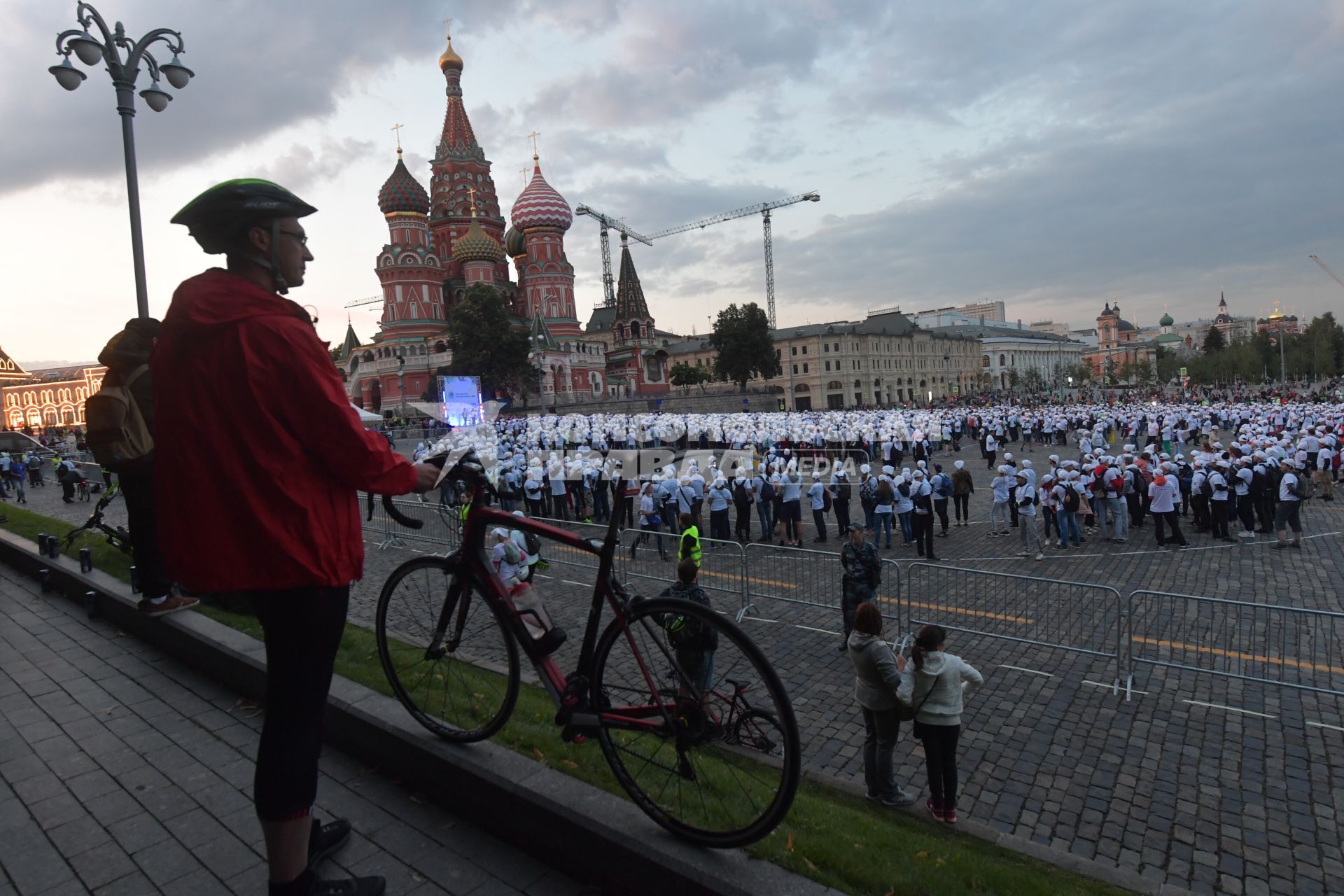 Москва. Участники ночного велофестиваля во время флеш-моба создали огромную фигуру велосипеда  из людей на Васильевском спуске..