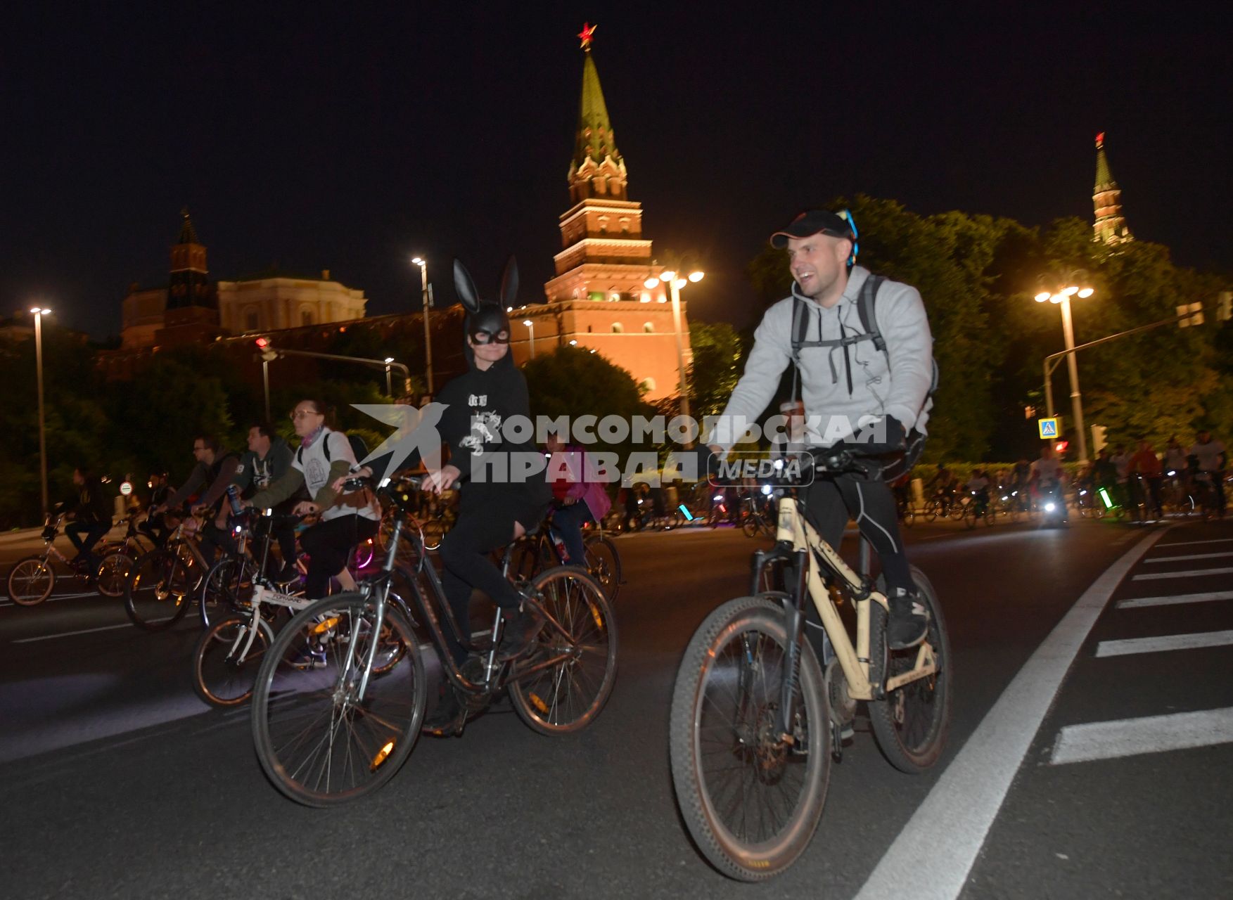 Москва. Участники во время заезда ночного велофестиваля.