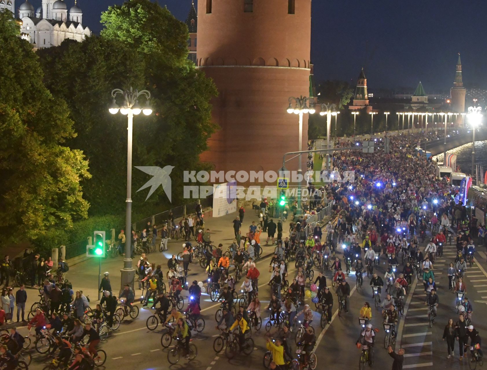 Москва. Участники во время заезда ночного велофестиваля.