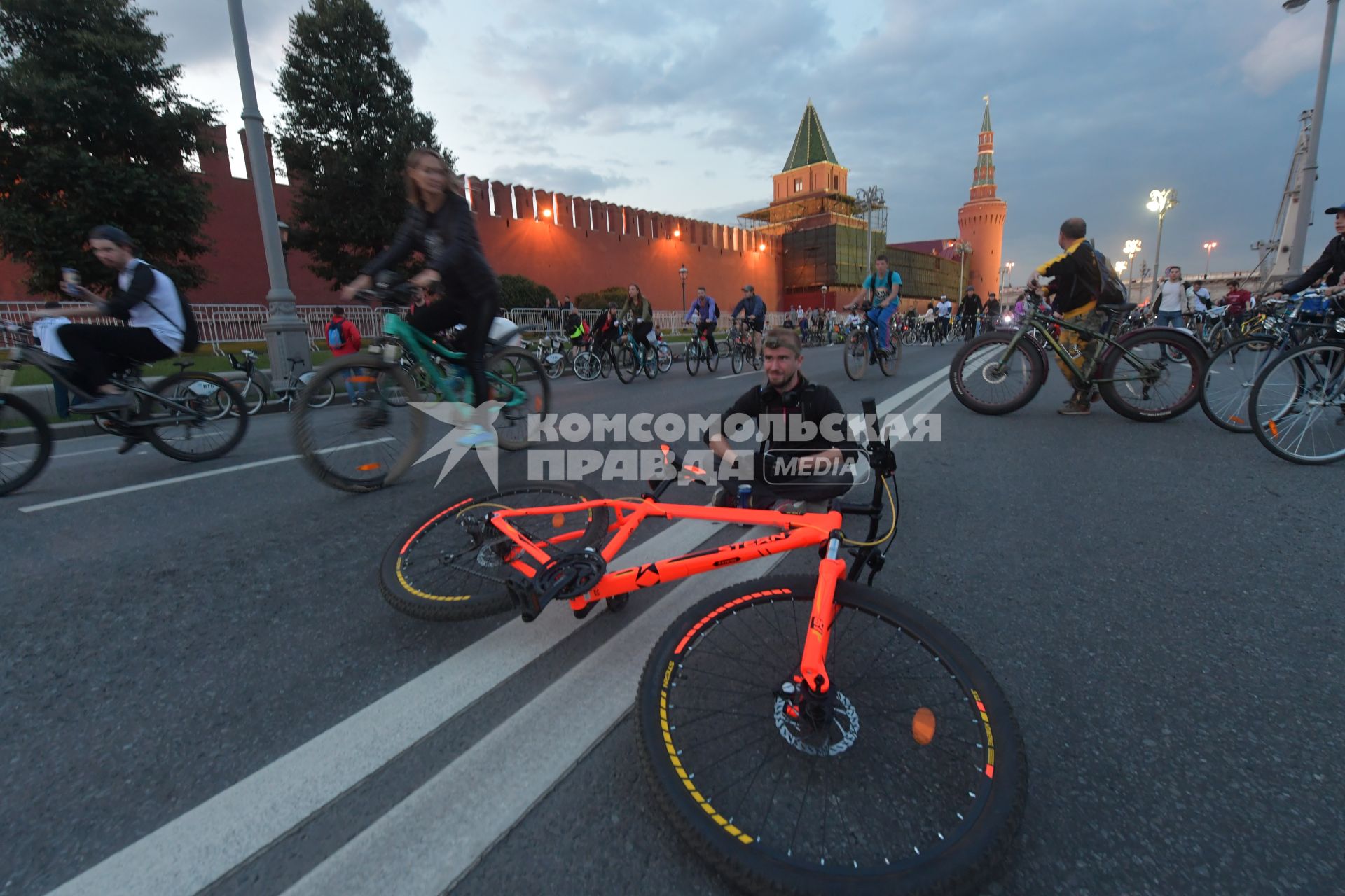 Москва. Участники во время заезда ночного велофестиваля.