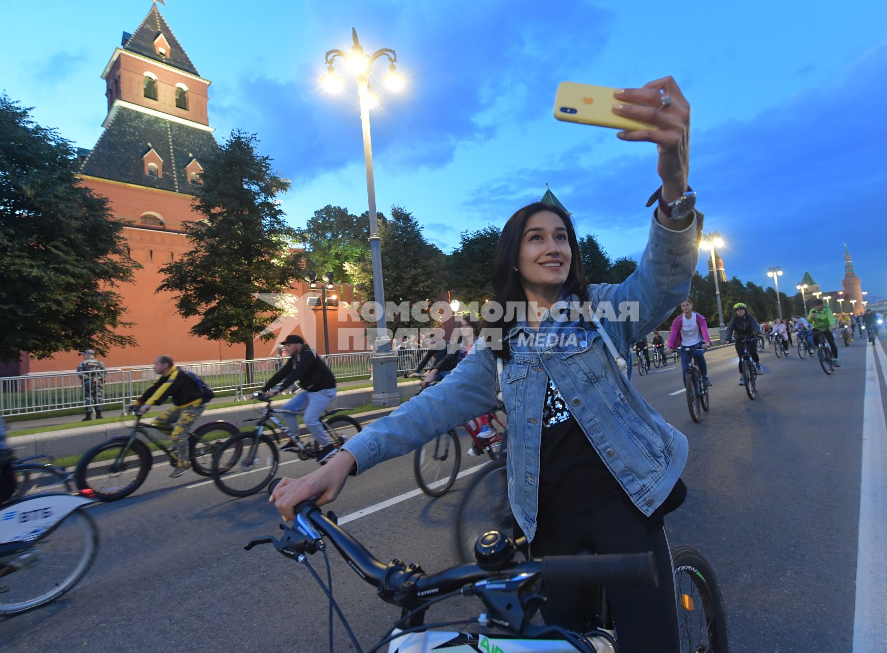 Москва. Участники во время заезда ночного велофестиваля.