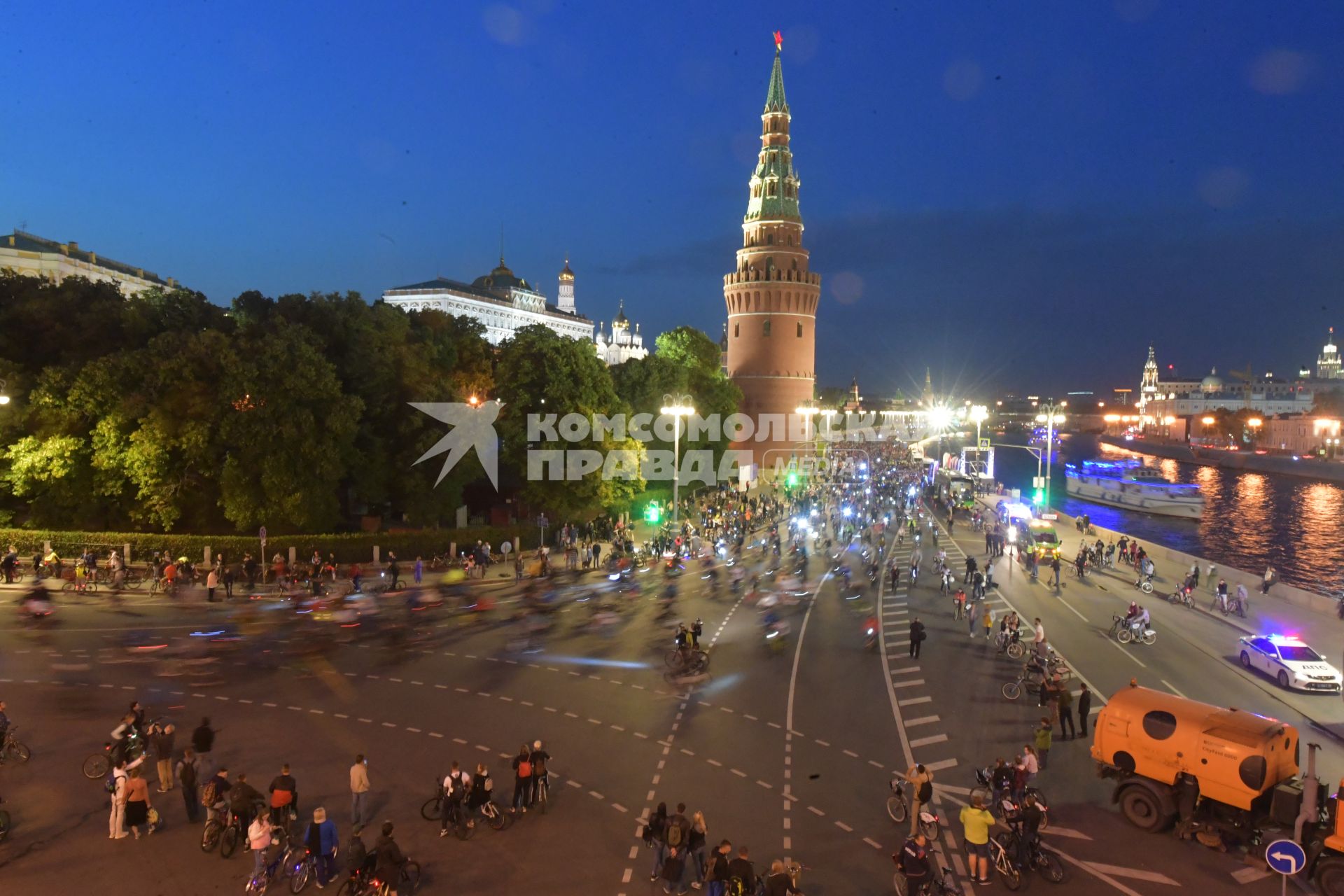 Москва. Участники во время заезда ночного велофестиваля.