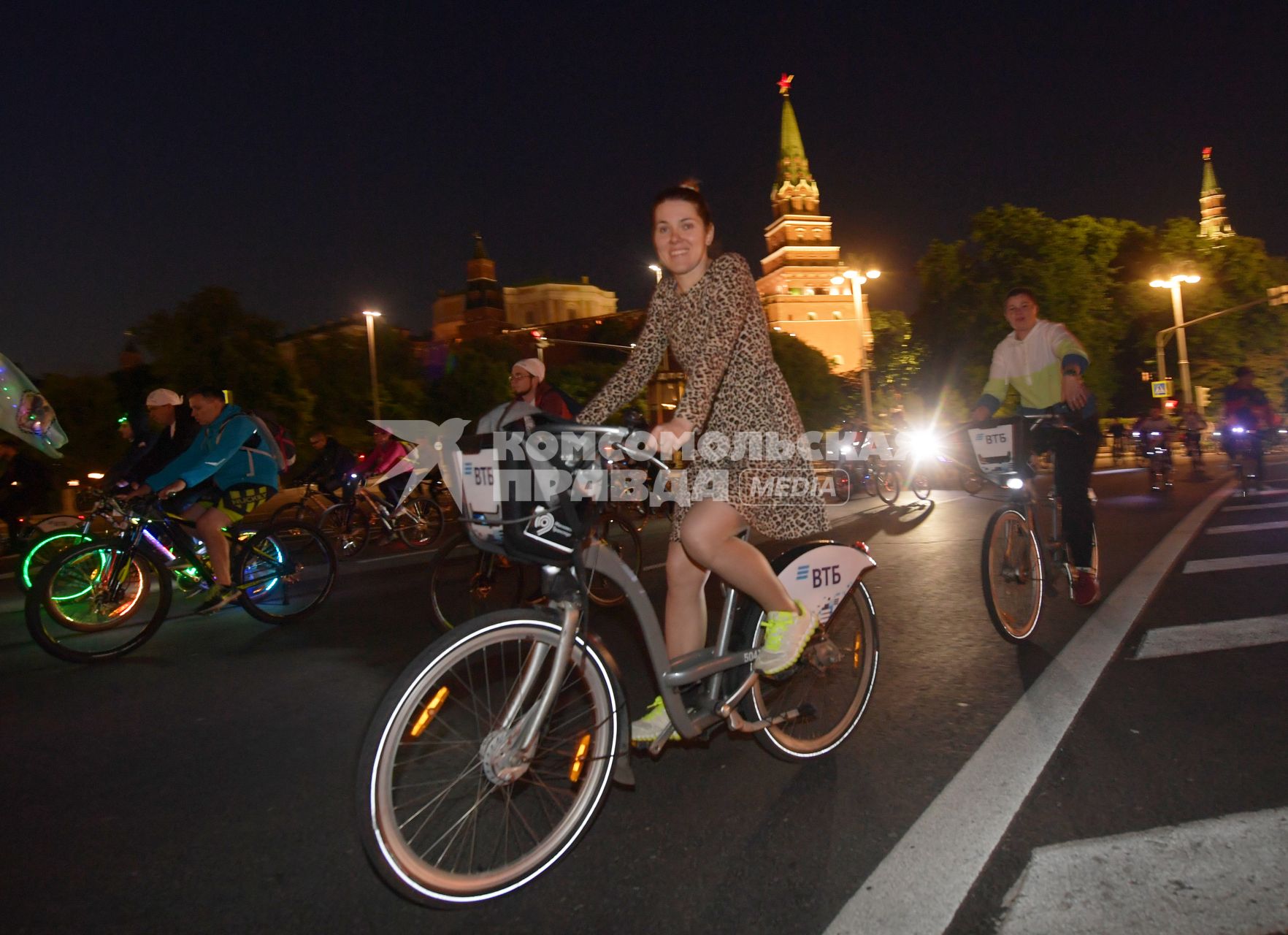 Москва. Участники во время заезда ночного велофестиваля.