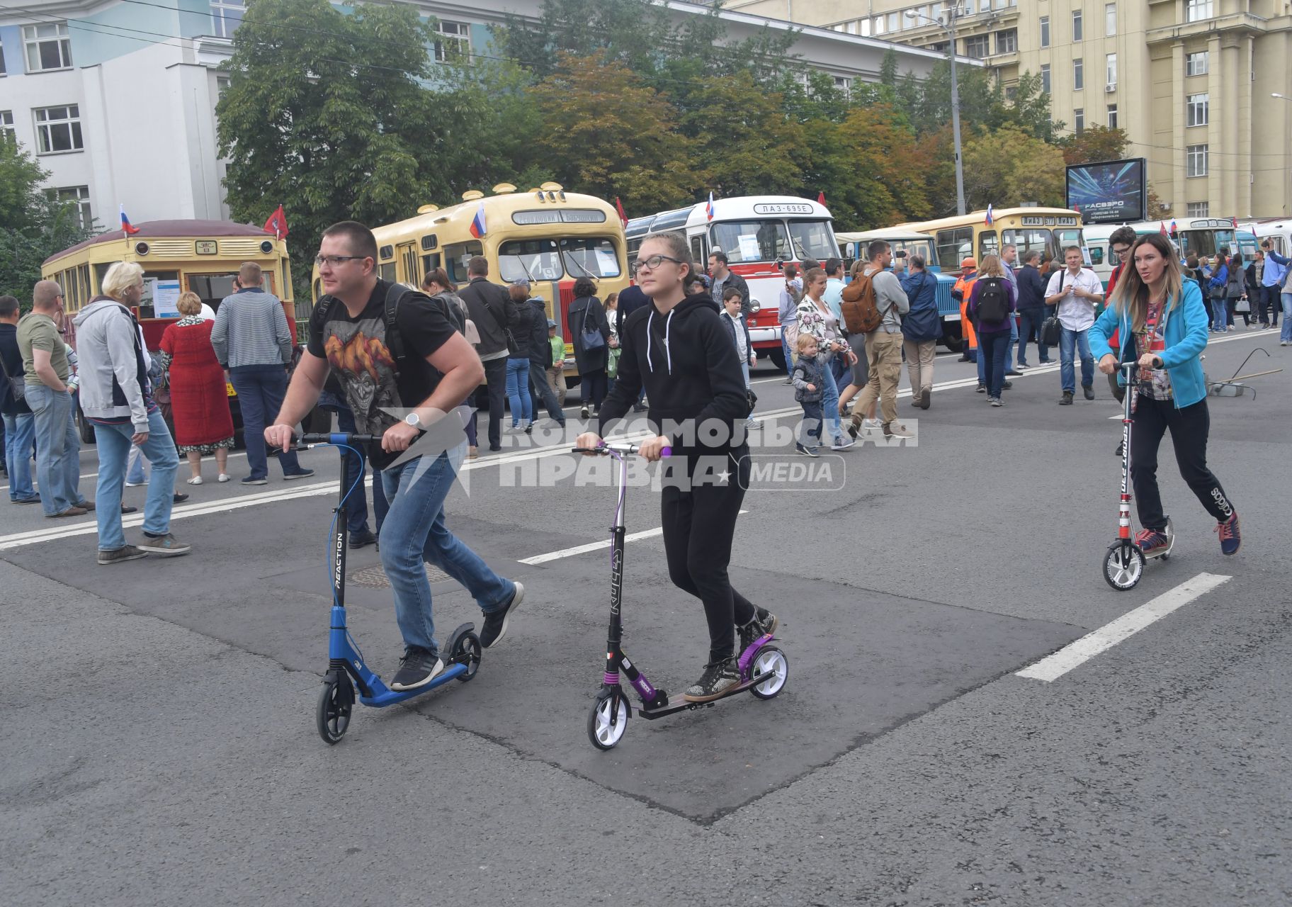 Москва. Выставка ретро транспорта на проспекте Сахарова в рамках проведения  праздника День Московского транспорта.