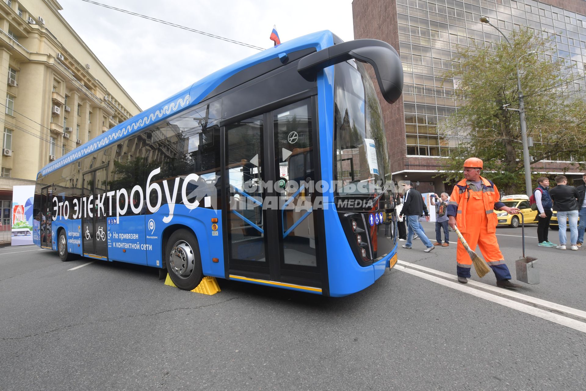 Москва. Выставка транспорта на проспекте Сахарова в рамках проведения  праздника День Московского транспорта.