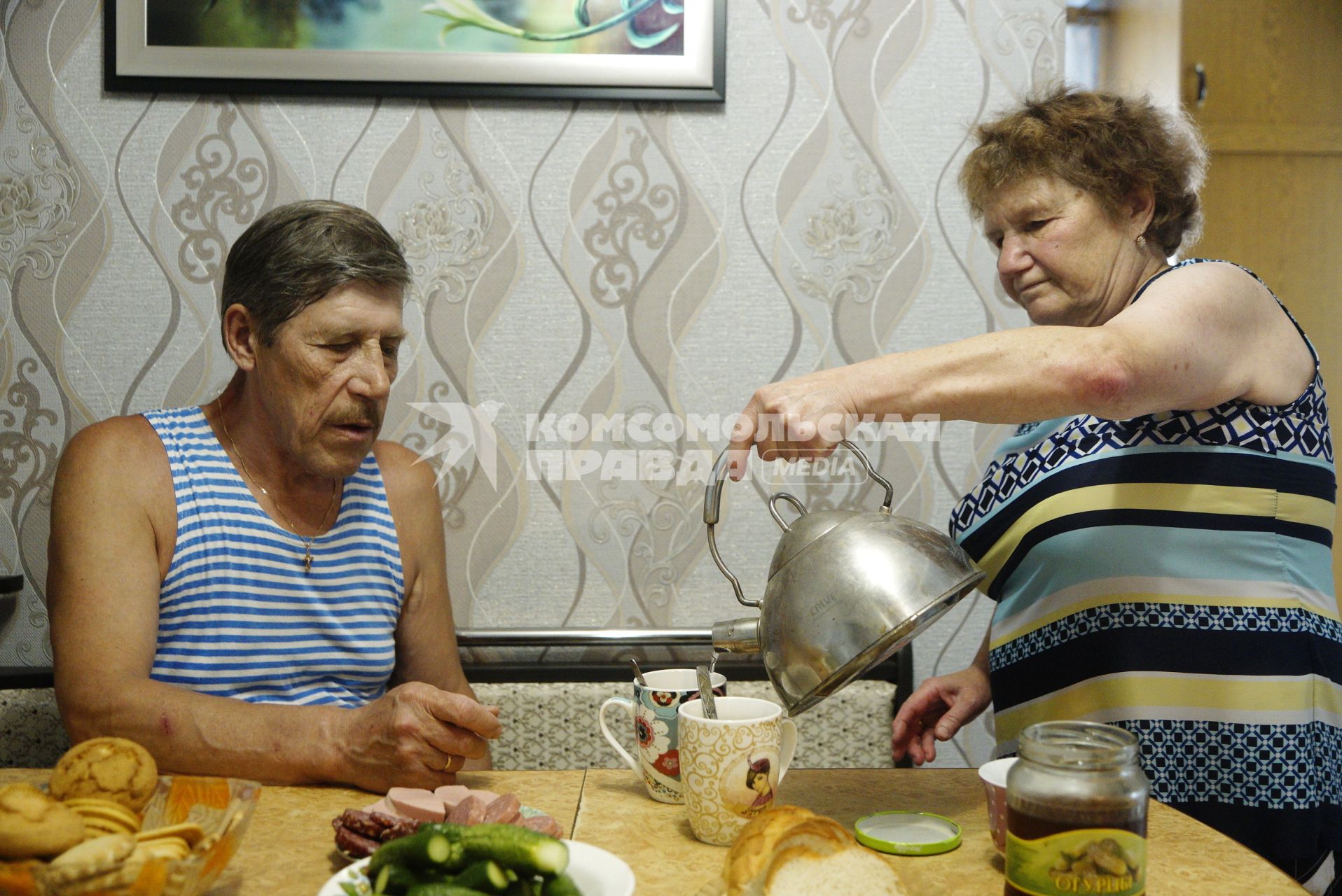 Екатеринбург. Пенсионеры пьют чай в своем дачном  домике