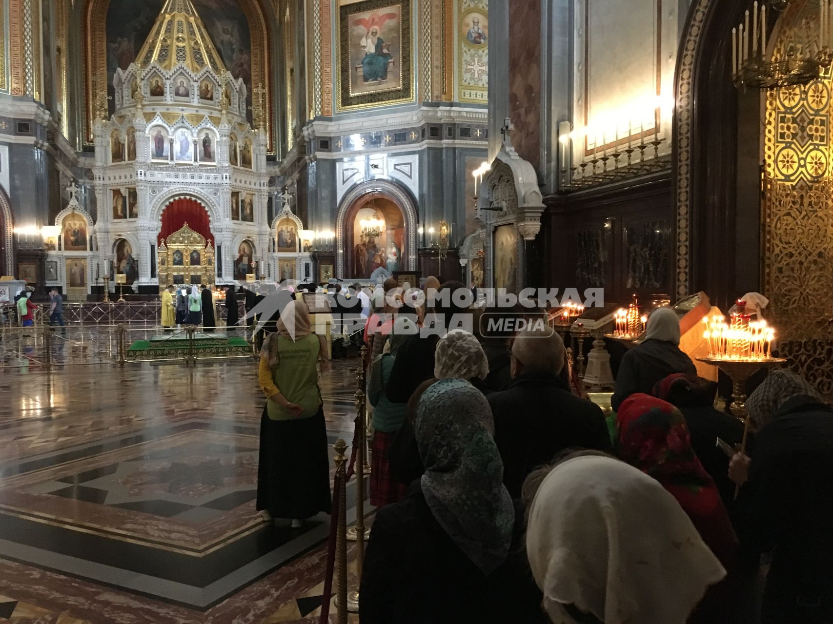 Москва. Прихожане  в Храм Христа Спасителя, где находятся мощи святых Петра и Февроньи, доставленные из Свято-Троицкого женского монастыря Мурома.