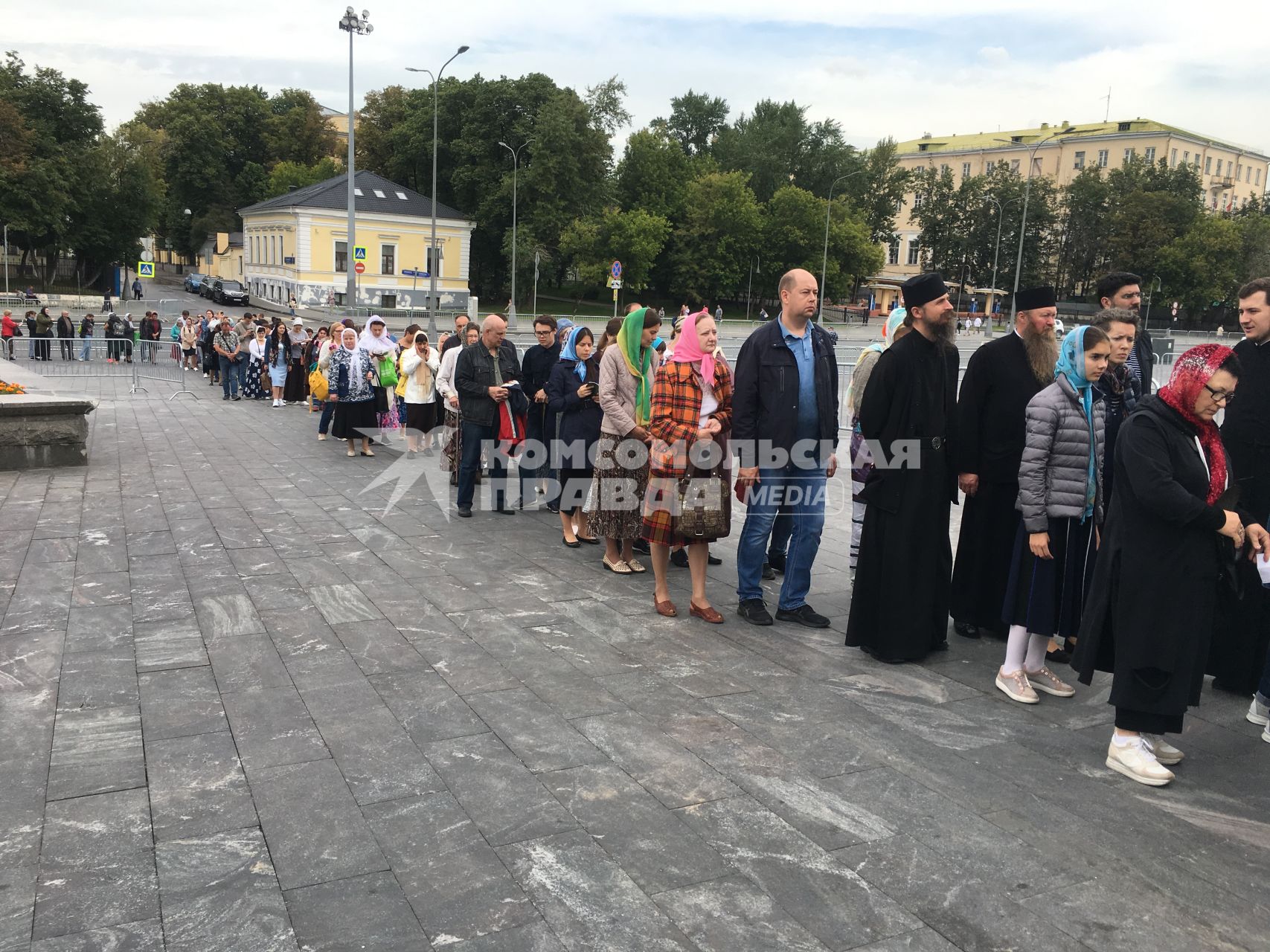 Москва. Прихожане в очереди в Храм Христа Спасителя, где находятся мощи святых Петра и Февроньи, доставленные из Свято-Троицкого женского монастыря Мурома.