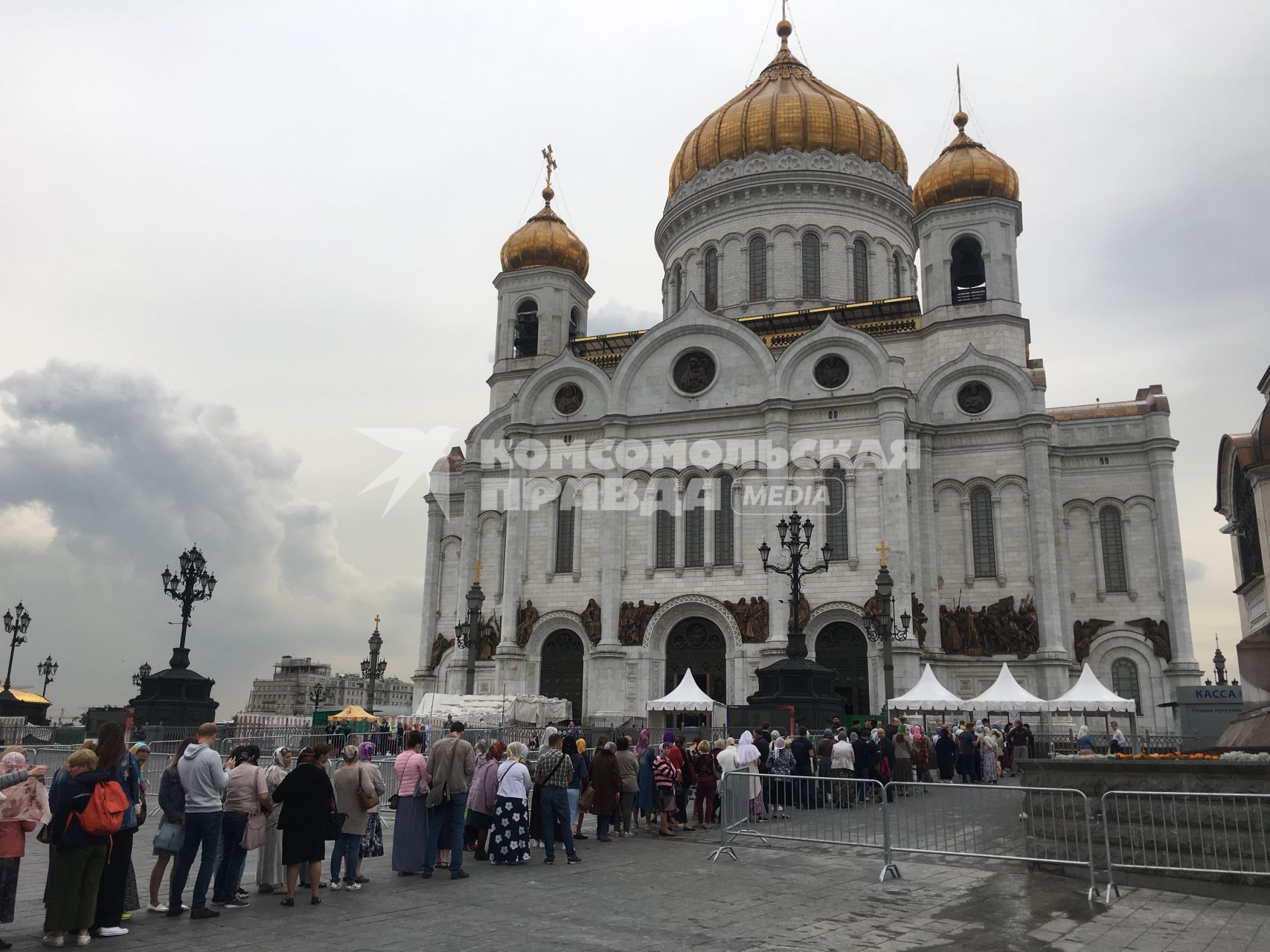 Москва. Прихожане в очереди в Храм Христа Спасителя, где находятся мощи святых Петра и Февроньи, доставленные из Свято-Троицкого женского монастыря Мурома.