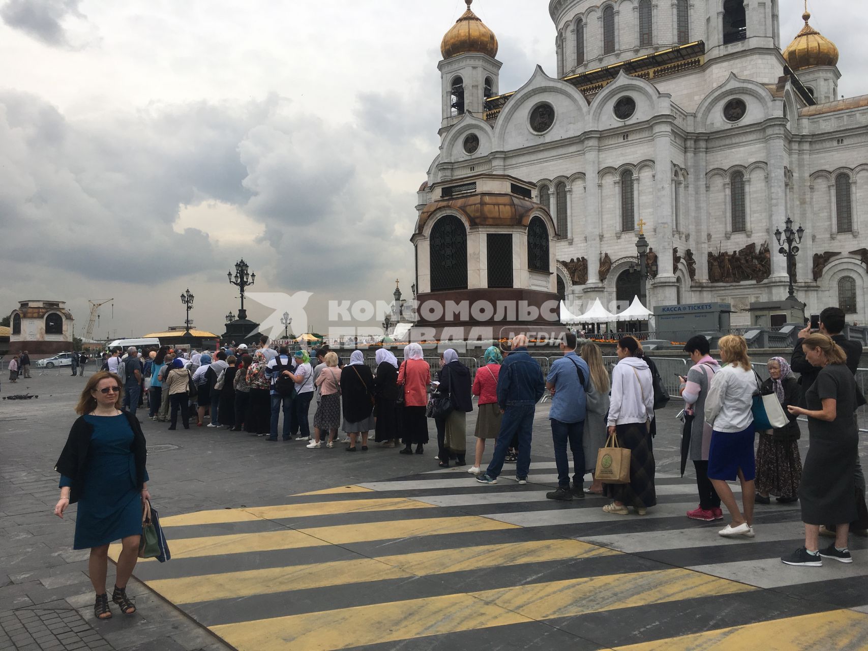 Москва. Прихожане в очереди в Храм Христа Спасителя, где находятся мощи святых Петра и Февроньи, доставленные из Свято-Троицкого женского монастыря Мурома.