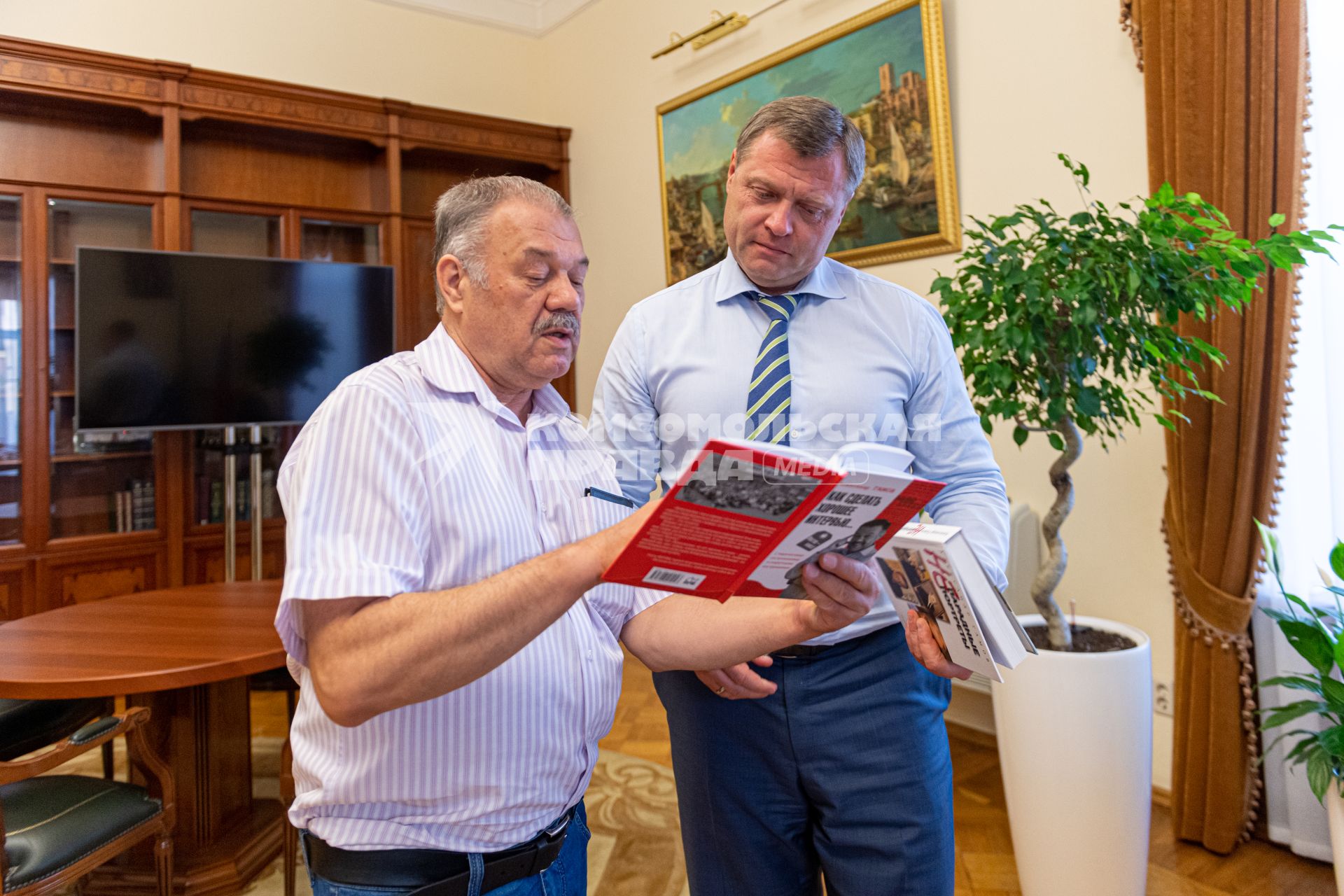 Астрахань. Корреспондент `Комсомольской правды` Александр Гамов и    врио губернатора  Астраханской области Игорь Бабушкин.