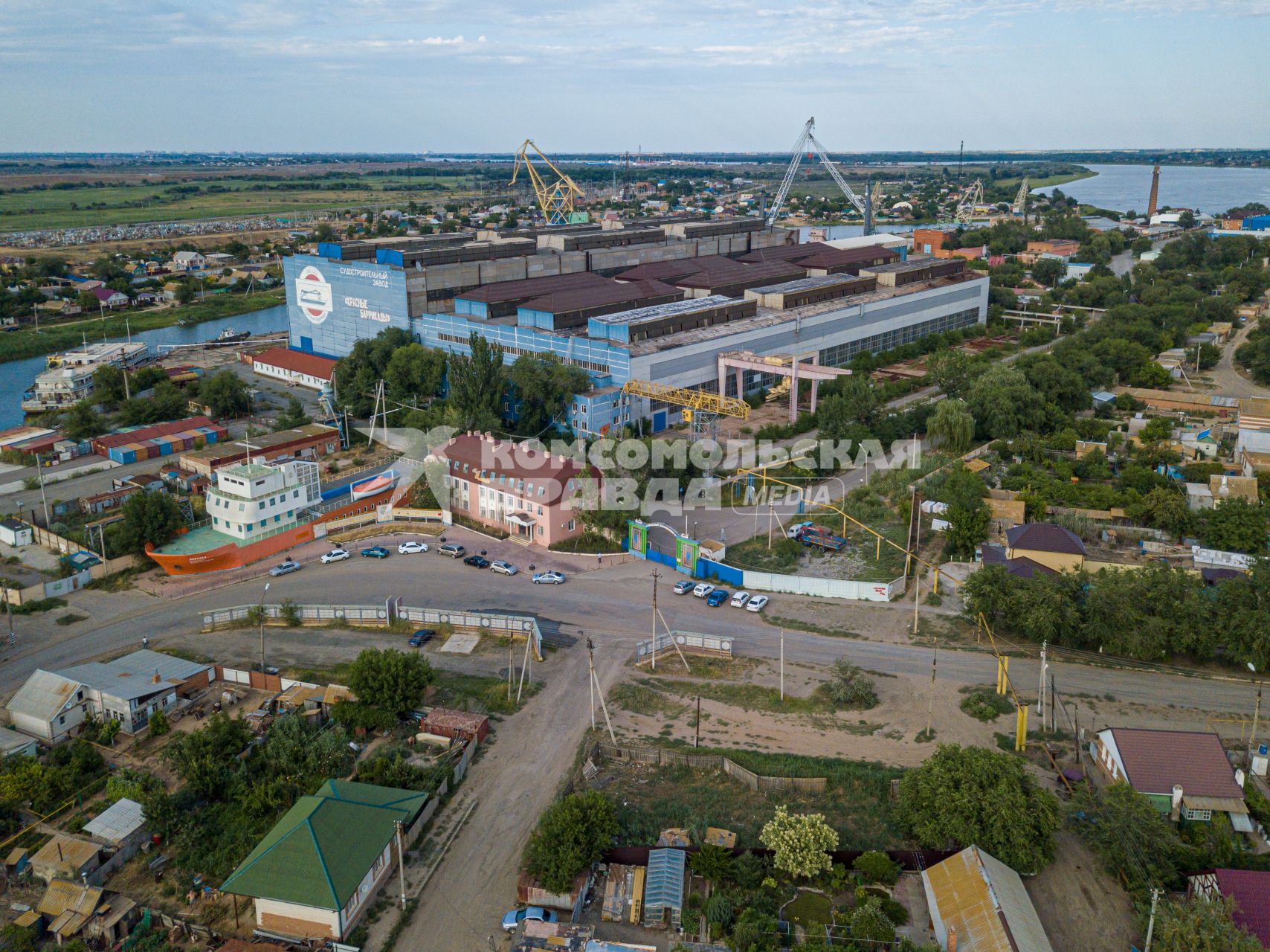 Астрахань. Вид сверху на  судостроительный завод `Красные Баррикады `.