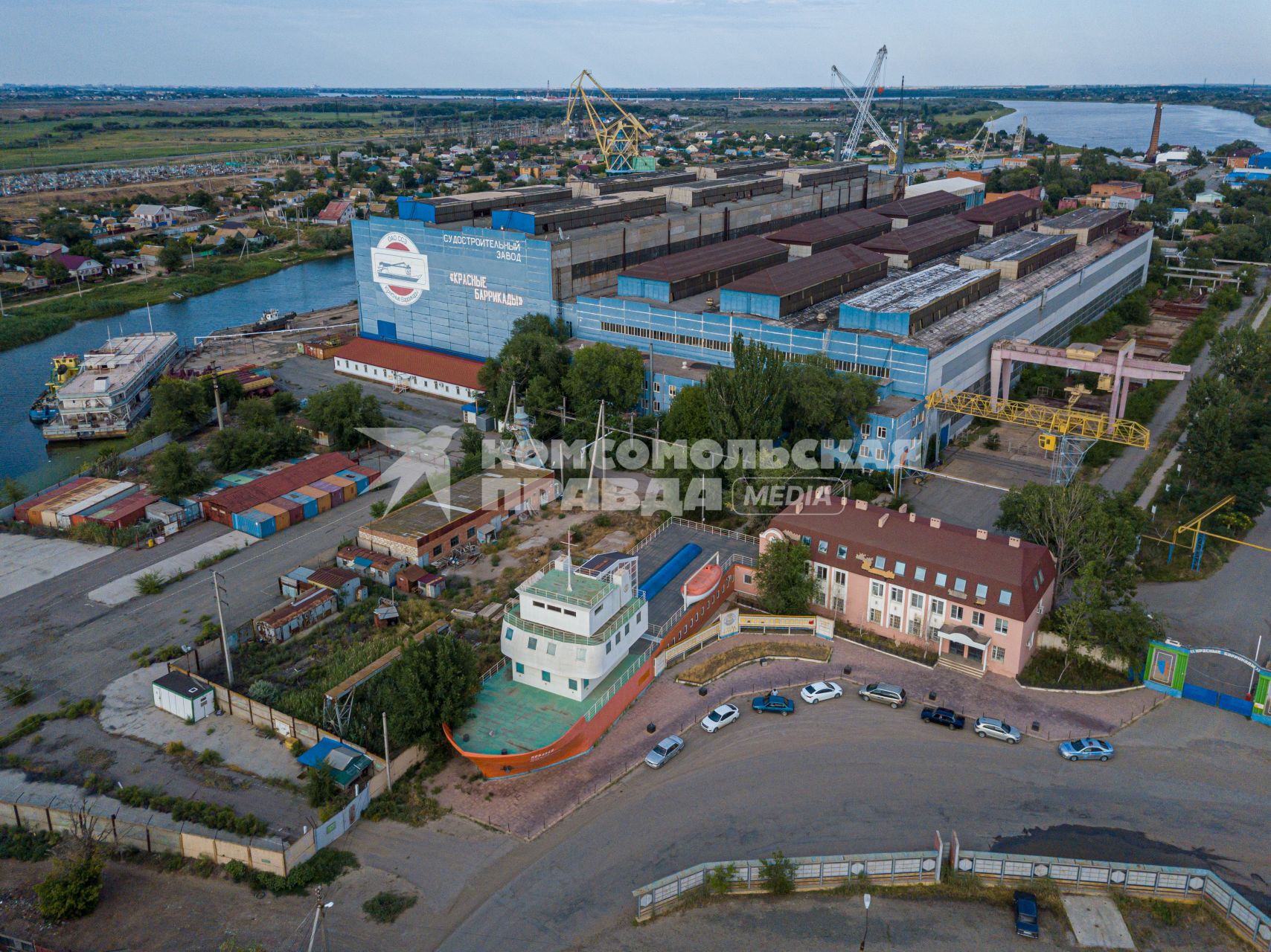 Астрахань. Вид сверху на  судостроительный завод `Красные Баррикады `.