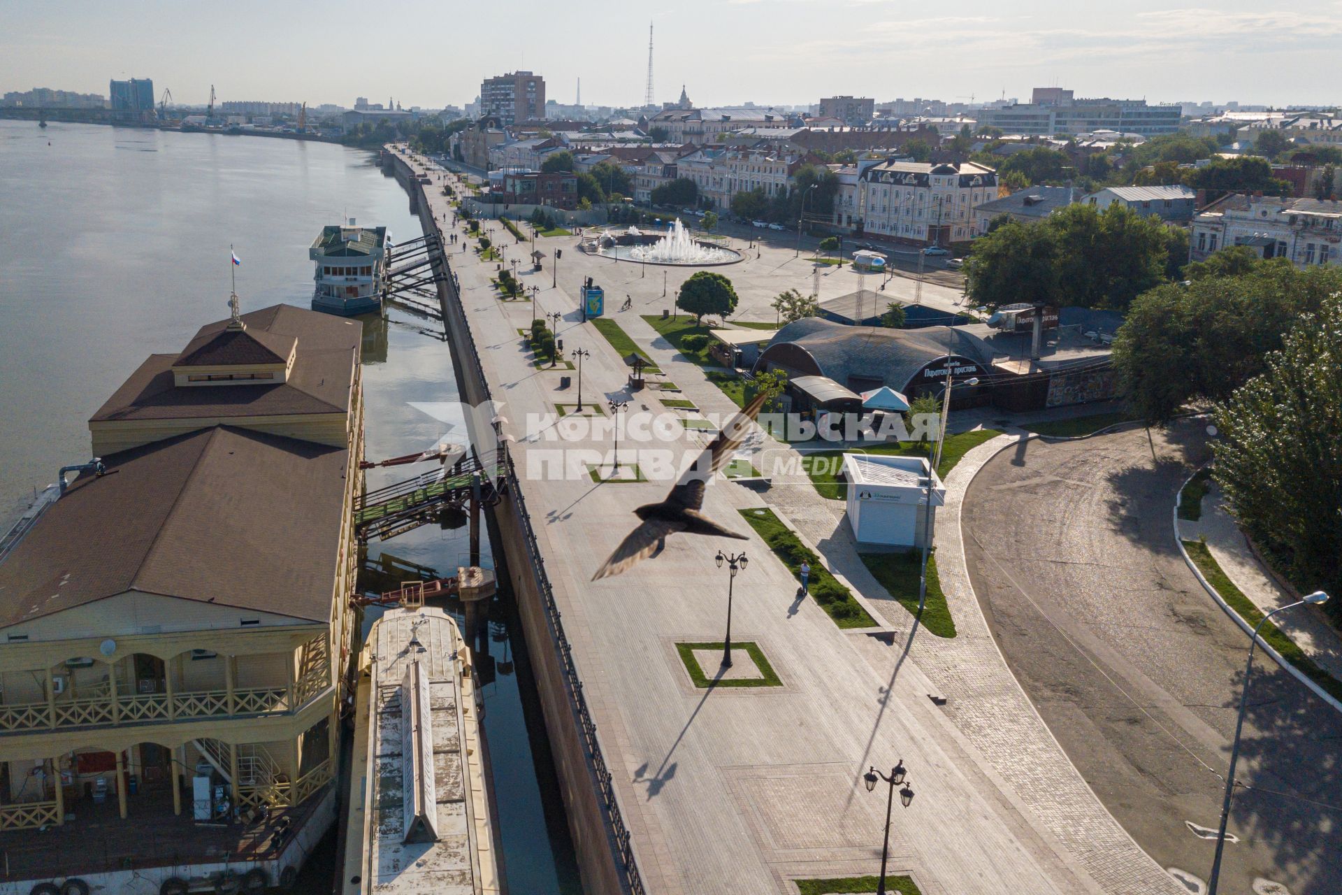 Астрахань. Вид сверху на городскую набережную.