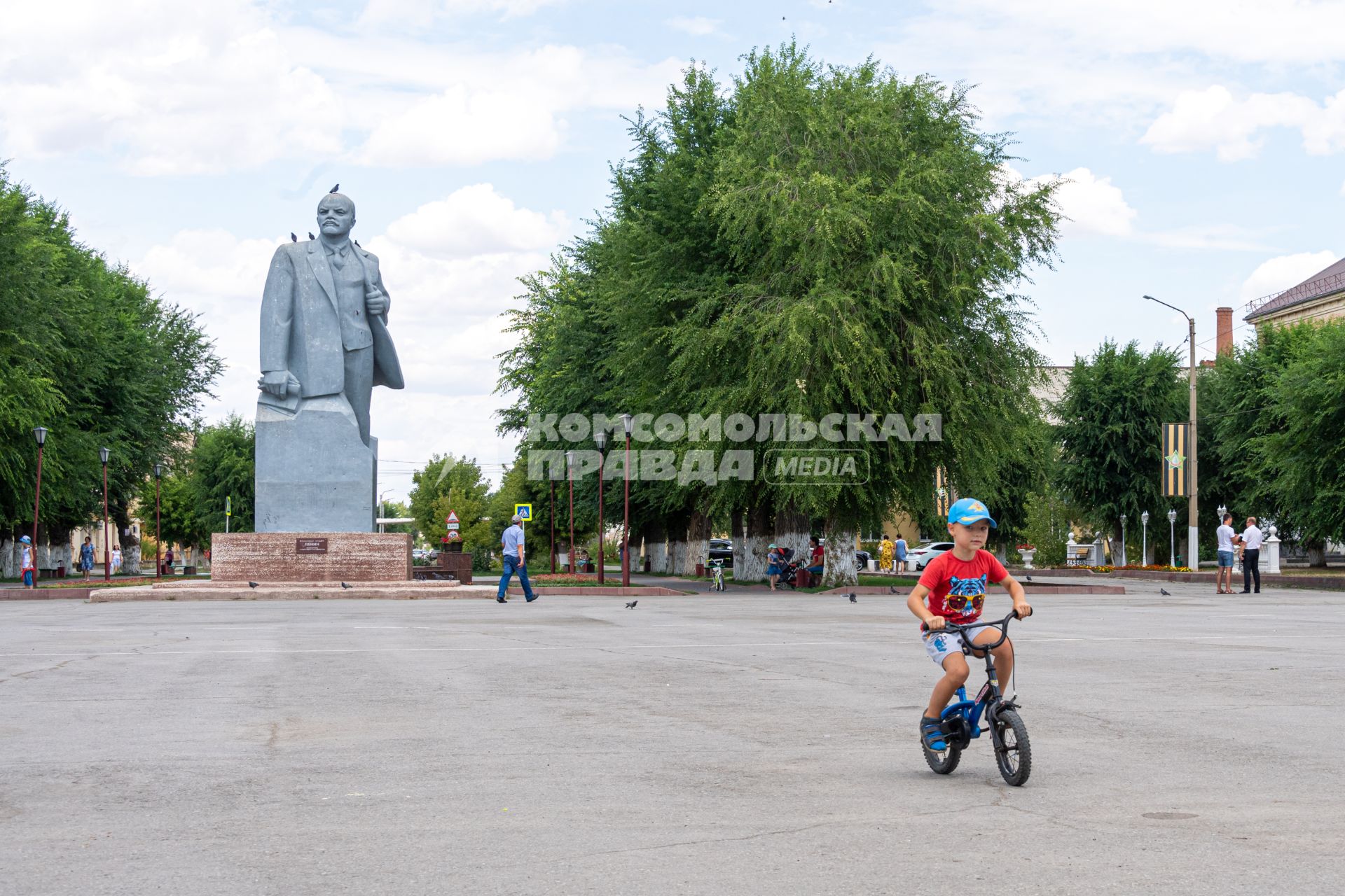 Ахтубинск. Памятник Владимиру Ленину на одной из улиц города.