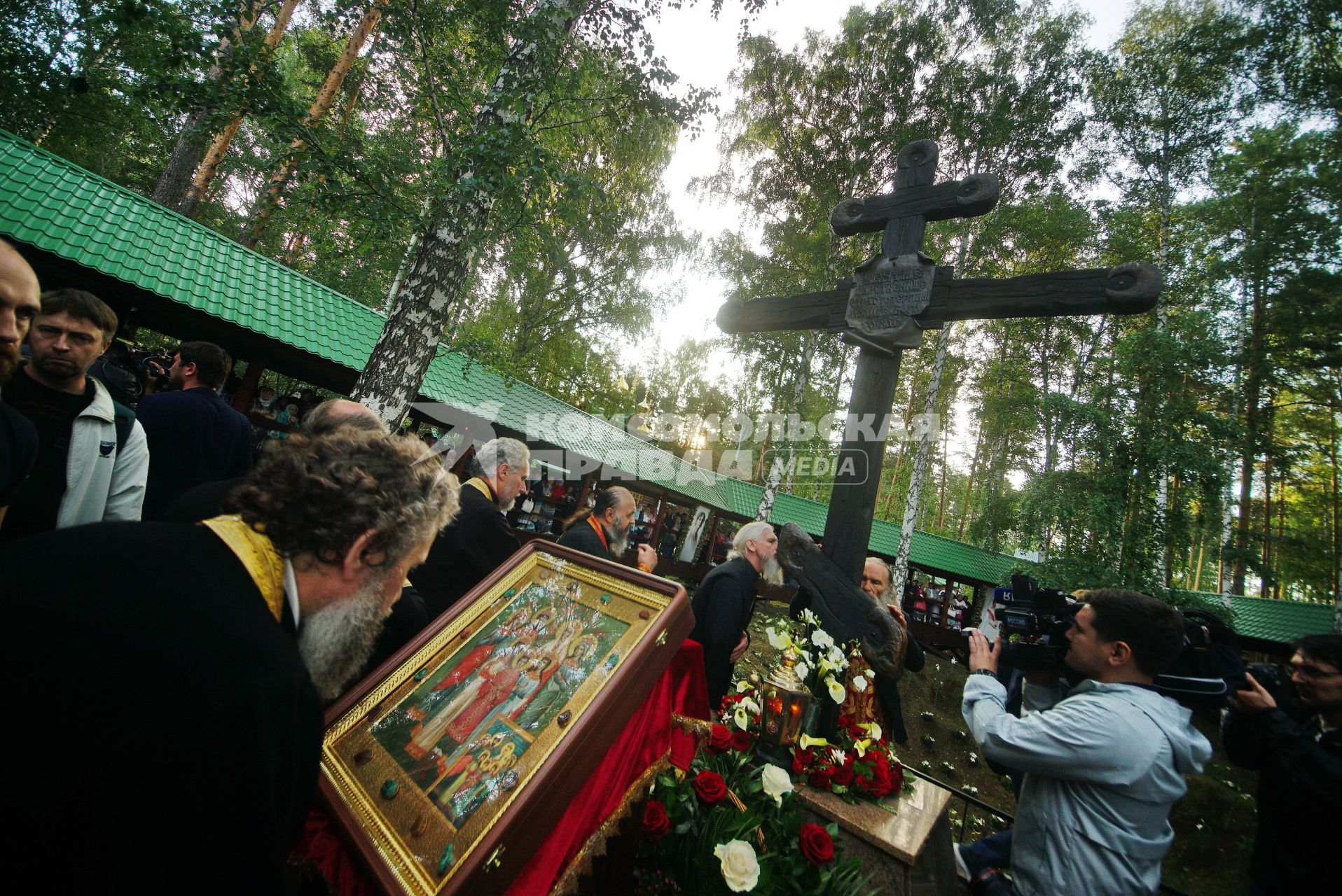 Екатеринбург. Царские дни. Богослужение на месте расстрела царской семьи Николая II в 1918 г на территории монастыря \'Ганина яма\'