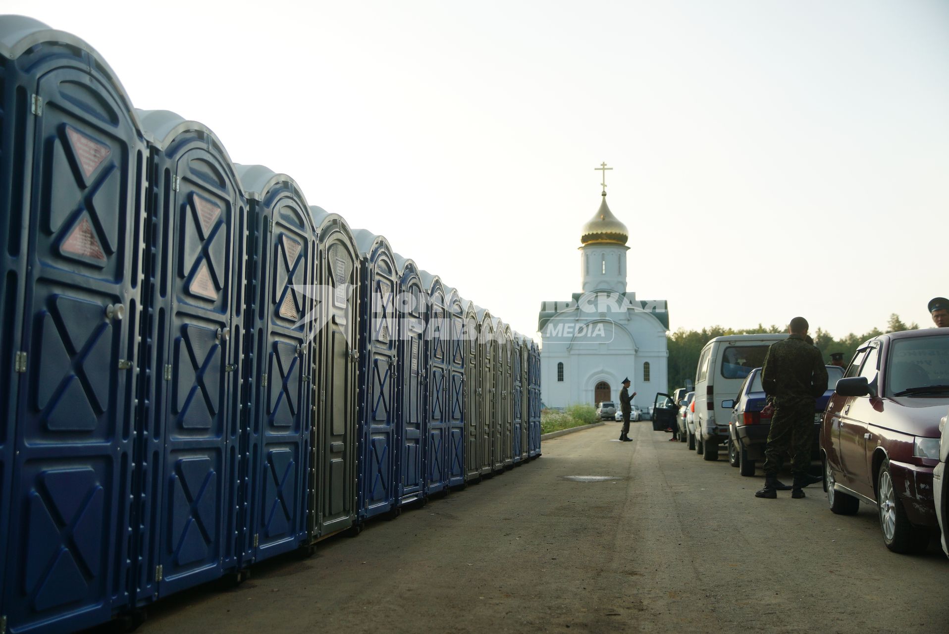 Екатеринбург. Царские дни. Биотуалеты для православных верующих в монастыре \'Ганина яма\' где были захоронены останки царской семьи Николая II, расстреляных в Екатеринбурге в 1918 г