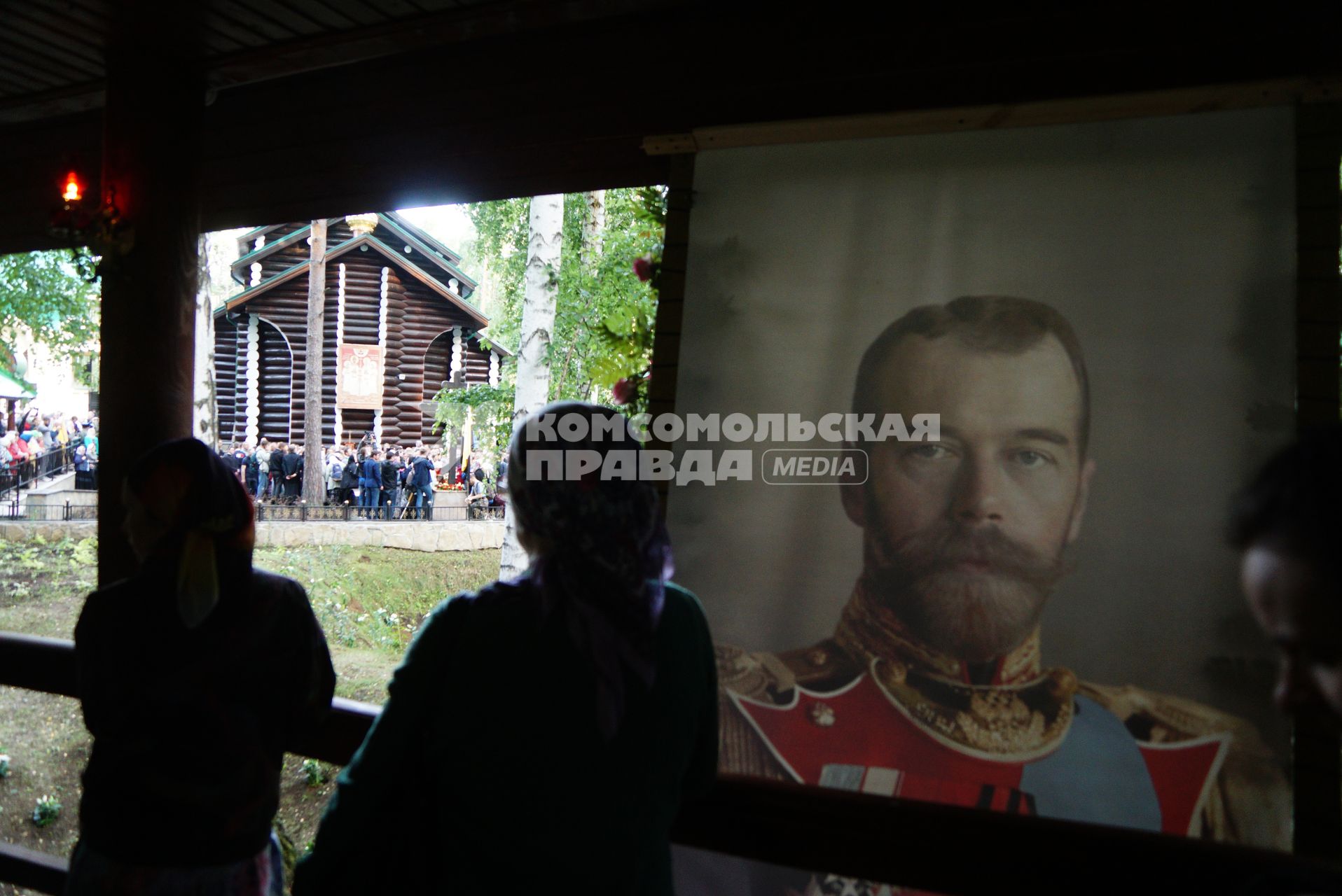 Екатеринбург. Царские дни. Богослужение на месте расстрела царской семьи Николая II в 1918 г на территории монастыря \'Ганина яма\'