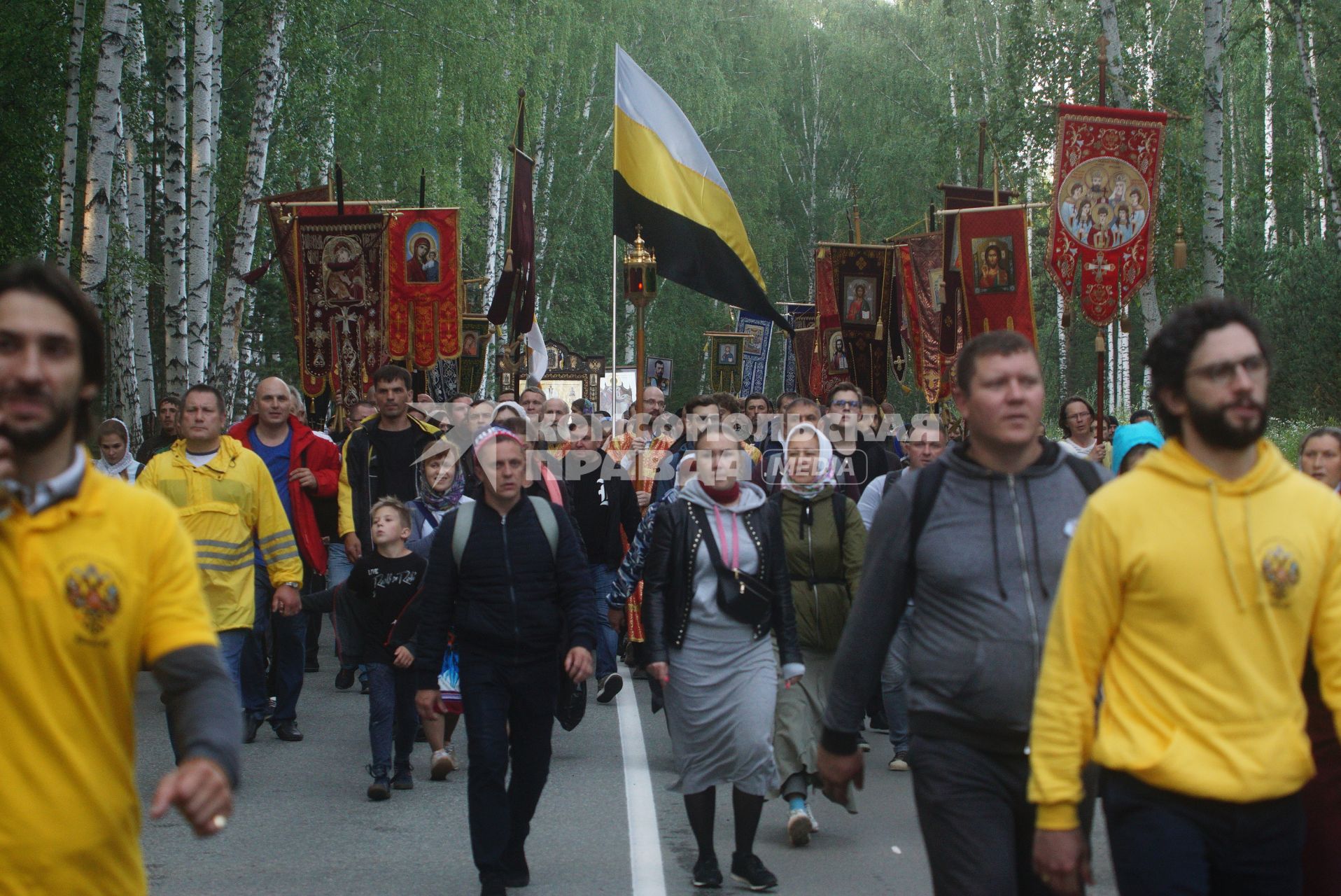 Екатеринбург. Царские дни. Православные верующие идут кресным ходом по последнему пути семьи Николая II, расстреляных в Екатеринбурге в 1918 г