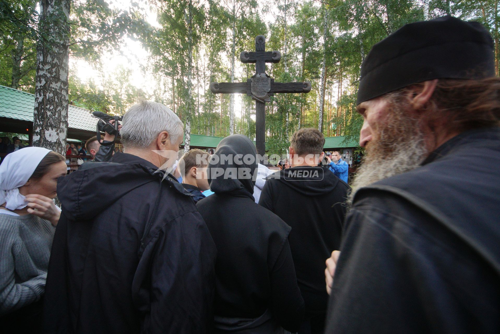 Екатеринбург. Царские дни. Богослужение на месте расстрела царской семьи Николая II в 1918 г на территории монастыря \'Ганина яма\'