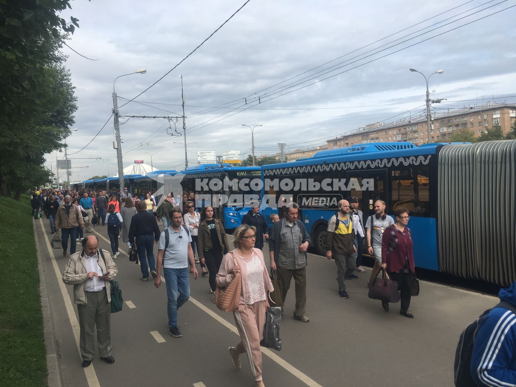 Москва. Пассажиры на остановке бесплатных компенсационных автобусов  возле станции метро, организованные в связи с закрытием части Сокольнической линии Московского метрополитена.