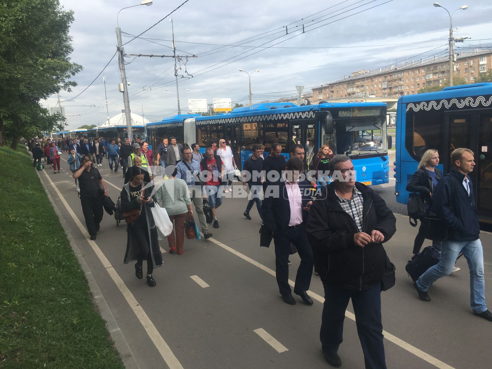 Москва. Пассажиры на остановке бесплатных компенсационных автобусов  возле станции метро, организованные в связи с закрытием части Сокольнической линии Московского метрополитена.