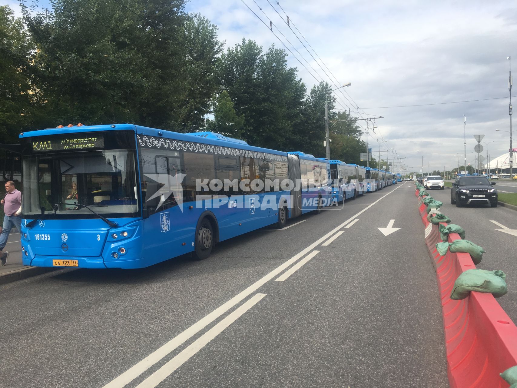 Москва. Бесплатные компенсационные автобусы возле станции метро, организованные в связи с закрытием части Сокольнической линии  Московского метрополитена.