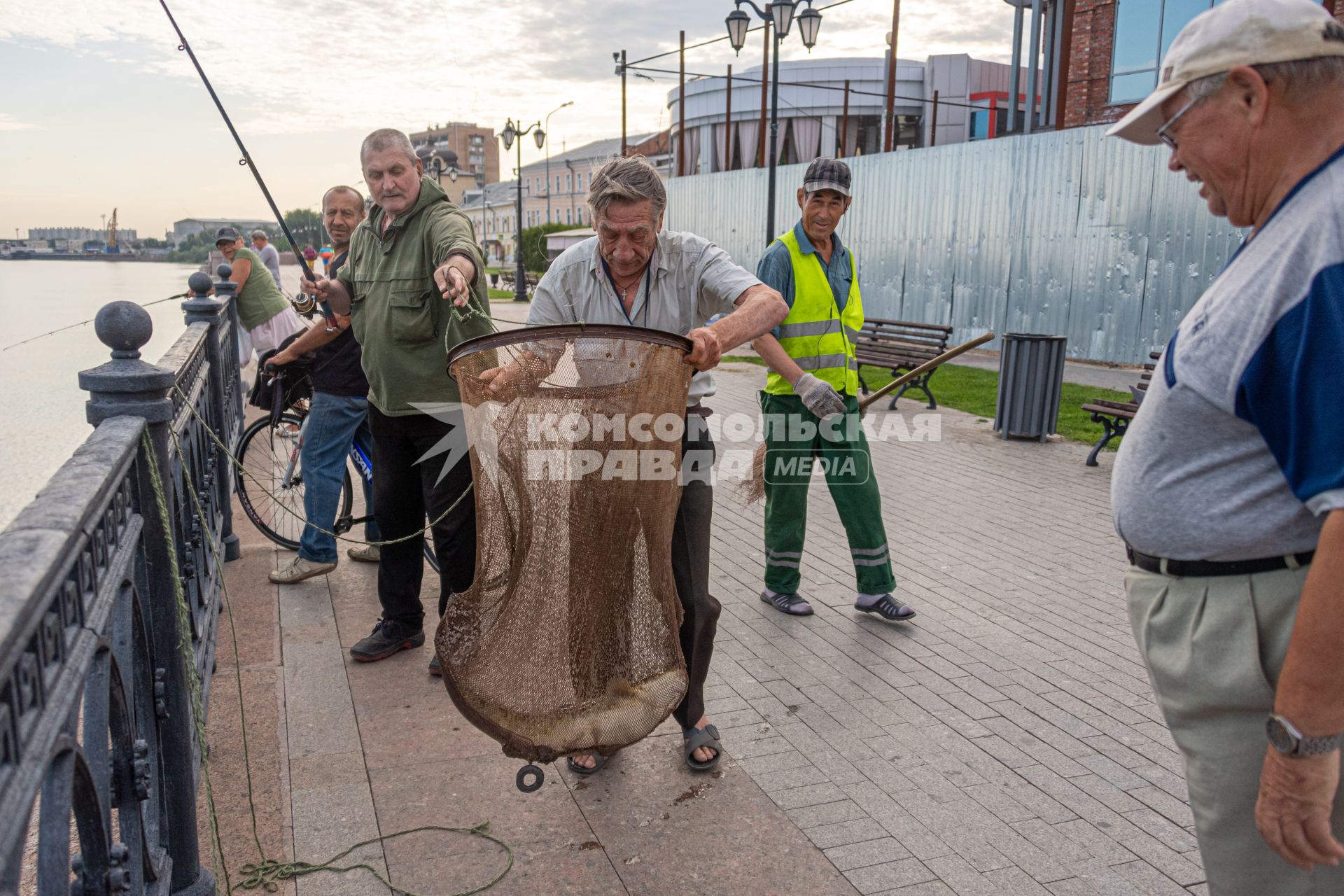 Астрахань. Рыбаки на центральной набережной города.
