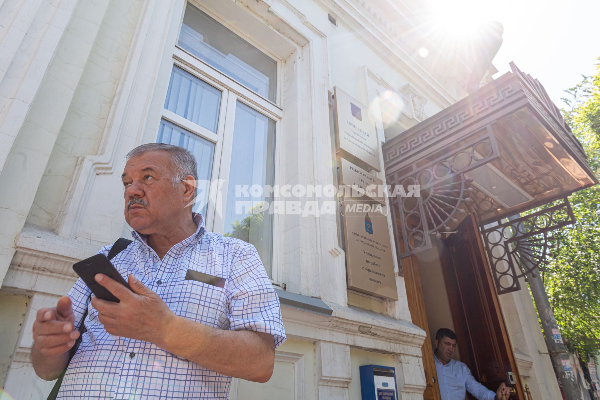 Астрахань. Корреспондент `Комсомольской правды` Александр Гамов у здания Администрации губернатора Астраханской области.